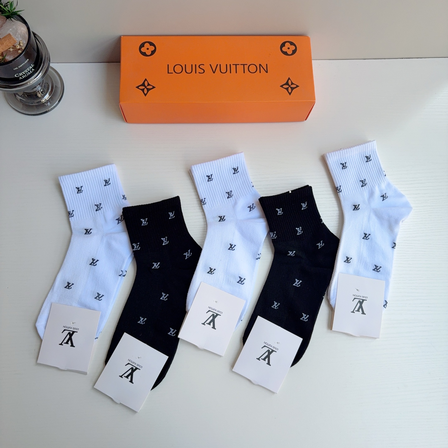 配包装（一盒5双）  🌟 LV 路易威登 超火爆小单品，纯棉面料中筒袜子，潮人必备 爆款，经典字母logo中筒袜，个性时
