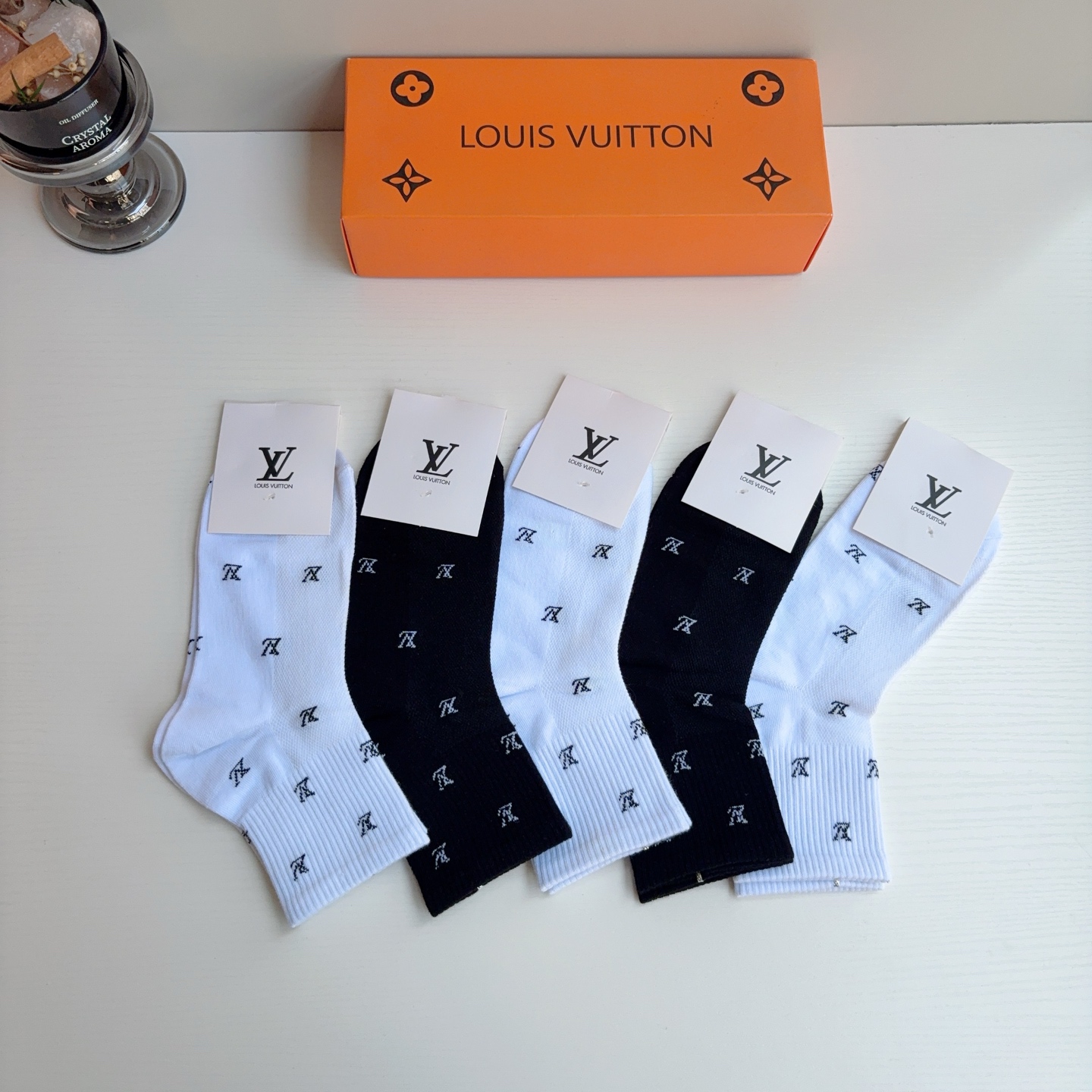 配包装（一盒5双）  🌟 LV 路易威登 超火爆小单品，纯棉面料中筒袜子，潮人必备 爆款，经典字母logo中筒袜，个性时