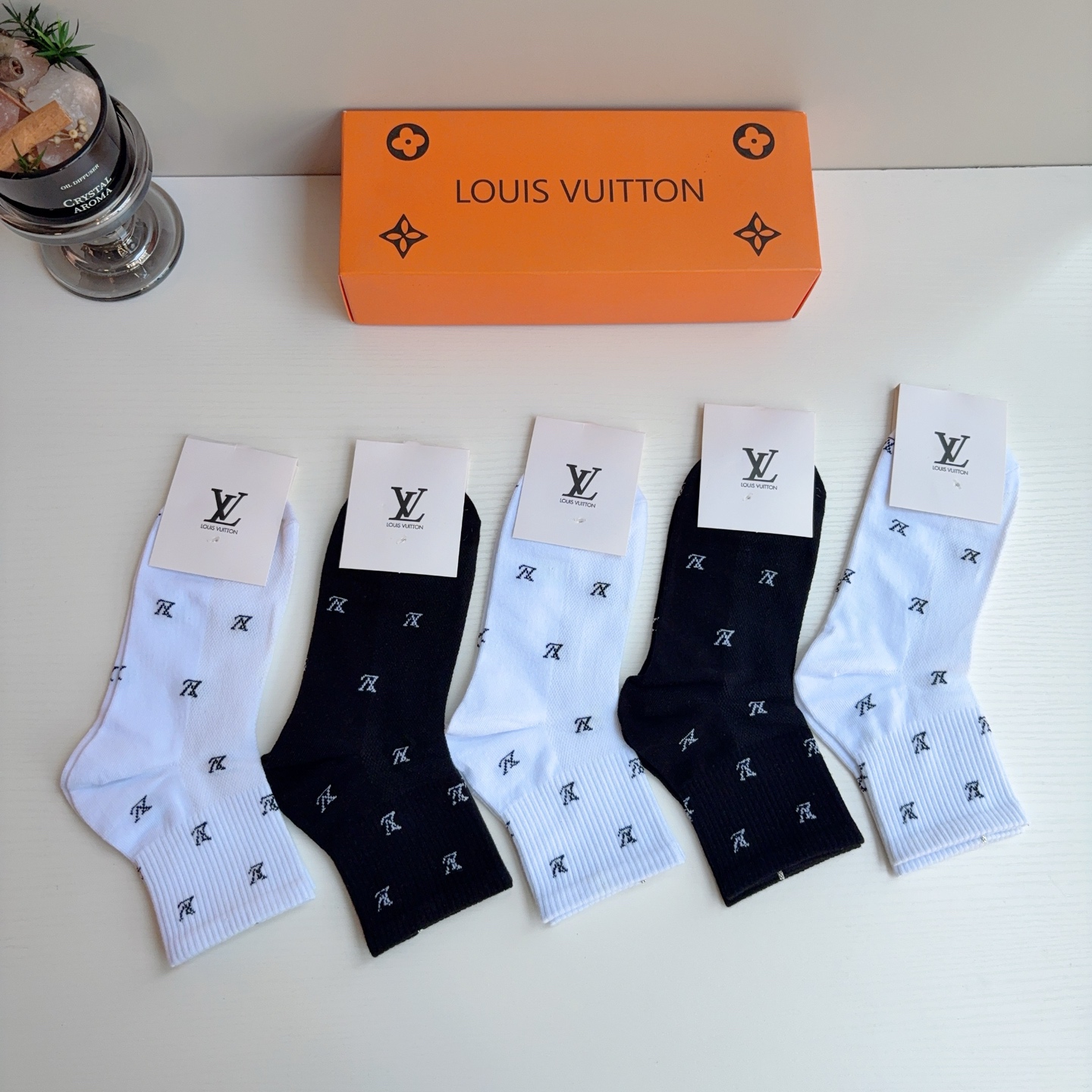 配包装（一盒5双）  🌟 LV 路易威登 超火爆小单品，纯棉面料中筒袜子，潮人必备 爆款，经典字母logo中筒袜，个性时