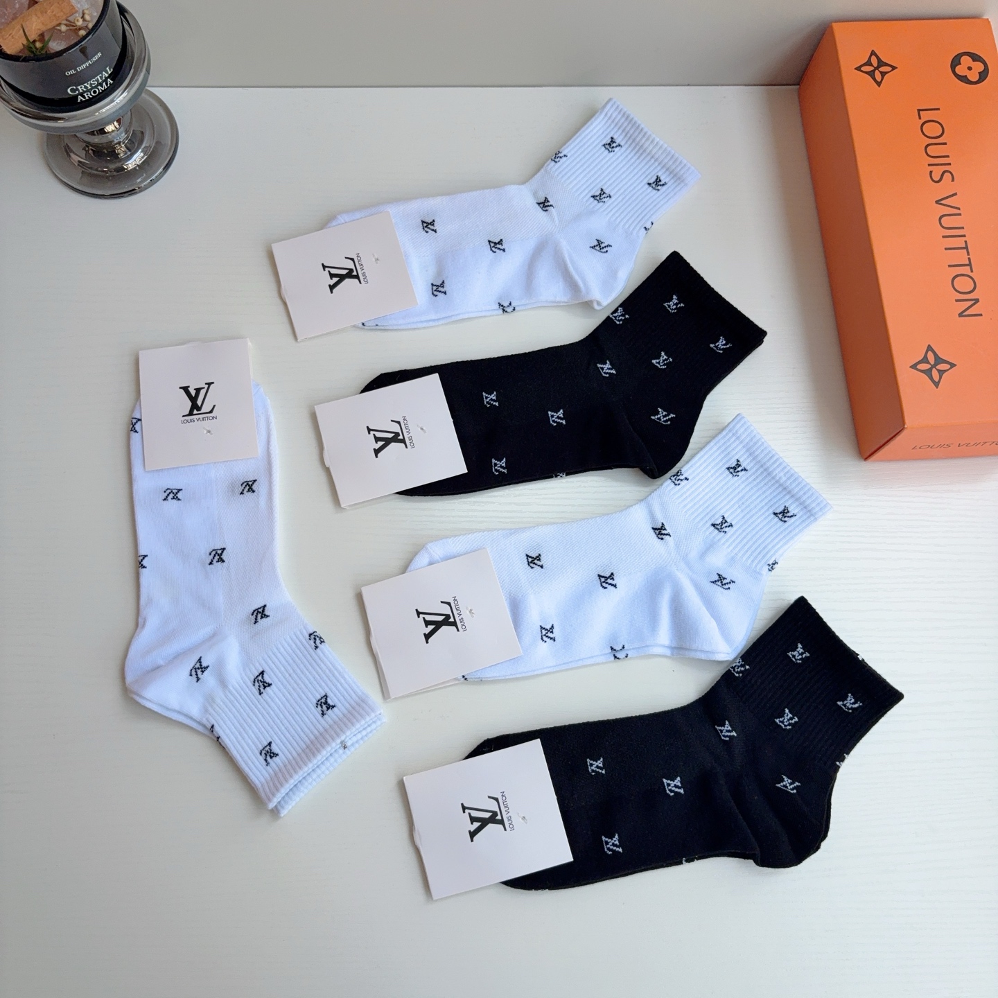 配包装（一盒5双）  🌟 LV 路易威登 超火爆小单品，纯棉面料中筒袜子，潮人必备 爆款，经典字母logo中筒袜，个性时