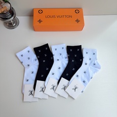 配包装(一盒5双) 🌟 LV 路易威登 超火爆小单品,纯棉面料中筒袜子,潮人必备 爆款,经典字母logo中筒袜,个性时 配包装(一盒5双) 🌟 LV 路易威登 超火爆小单品,纯棉面料中筒袜子,潮人必备 爆款,经典字母logo中筒袜,个性时