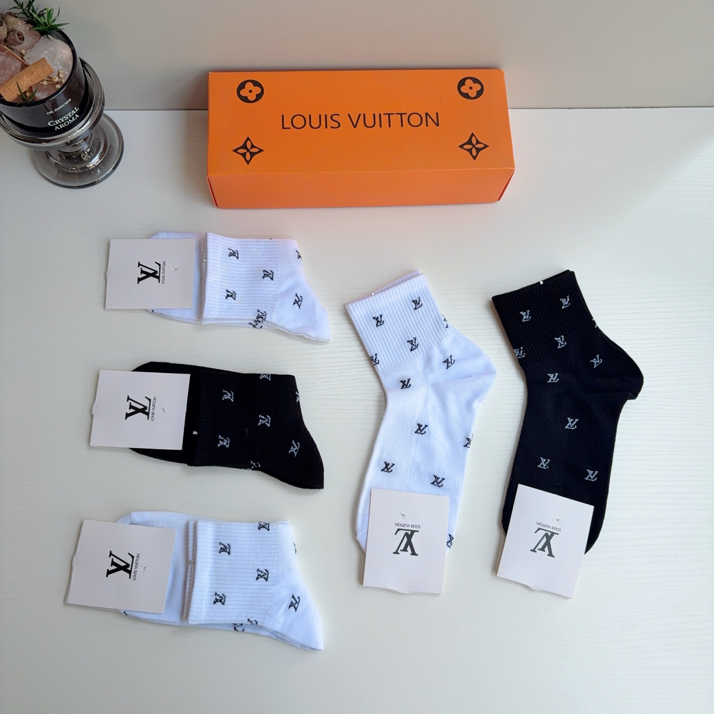 配包装（一盒5双）  🌟 LV 路易威登 超火爆小单品，纯棉面料中筒袜子，潮人必备 爆款，经典字母logo中筒袜，个性时