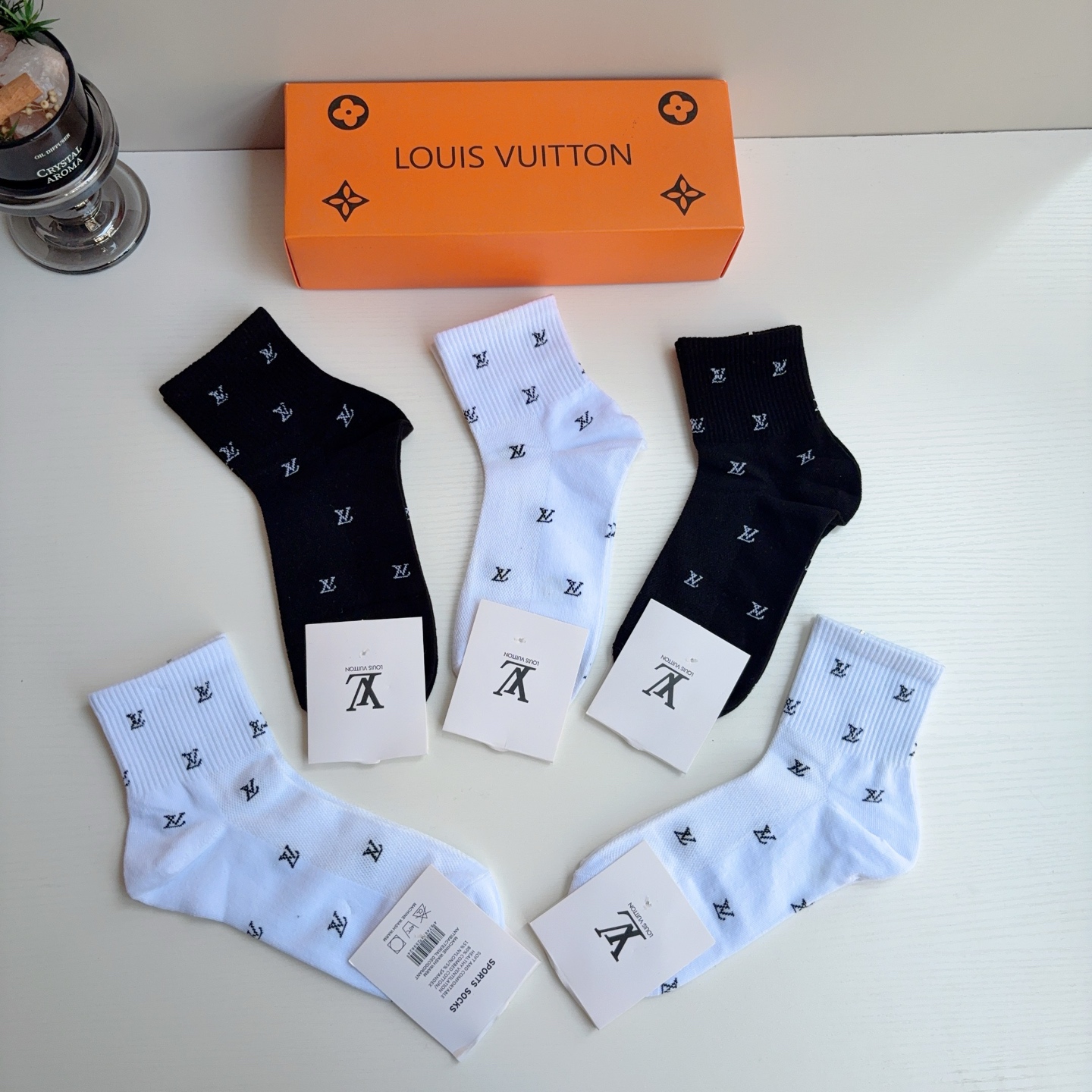 配包装（一盒5双）  🌟 LV 路易威登 超火爆小单品，纯棉面料中筒袜子，潮人必备 爆款，经典字母logo中筒袜，个性时