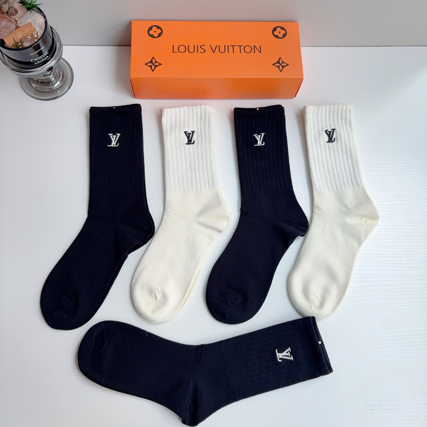 配包装【一盒五双】 LV 路易威登 新款高版本刺绣长筒袜🔥🌟潮人必不能少的专柜代购品质长筒袜子 ，超级百搭款