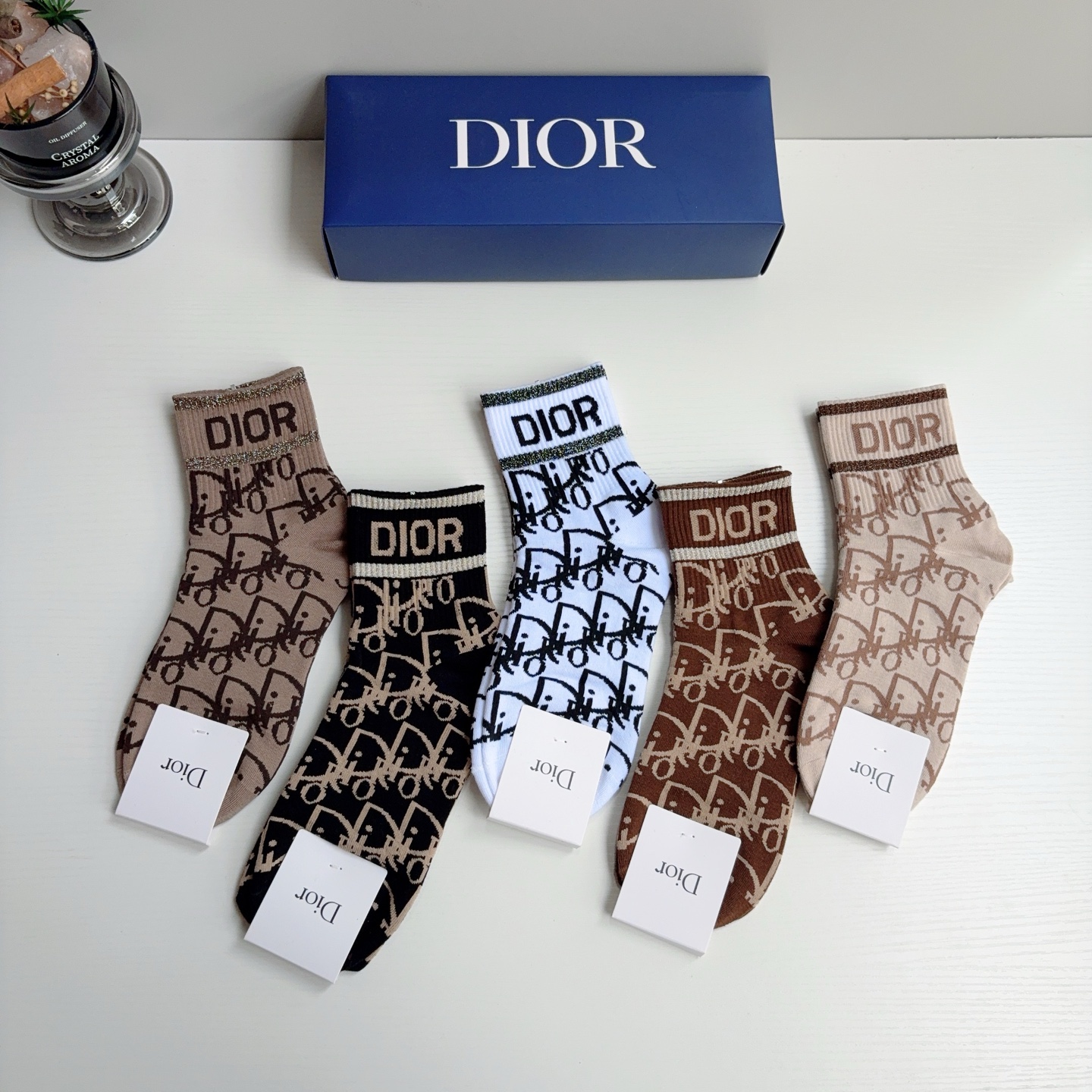 配包装（一盒5双） Dior 迪奥 新款字母中筒袜子！爆款字母专柜同步中筒袜，💛大牌出街，潮人必备🔥超好搭