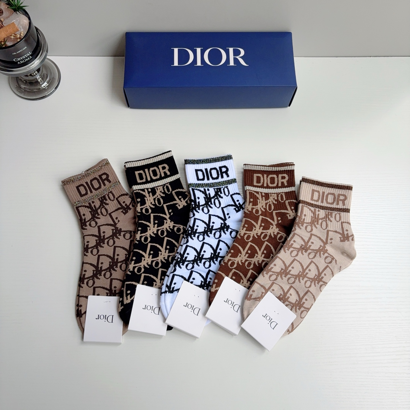配包装（一盒5双） Dior 迪奥 新款字母中筒袜子！爆款字母专柜同步中筒袜，💛大牌出街，潮人必备🔥超好搭