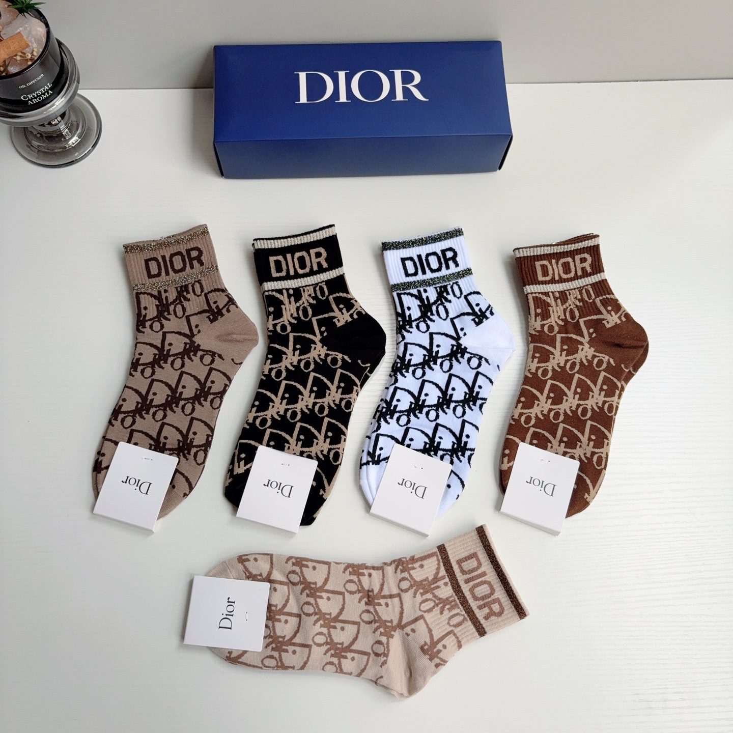 配包装（一盒5双） Dior 迪奥 新款字母中筒袜子！爆款字母专柜同步中筒袜，💛大牌出街，潮人必备🔥超好搭