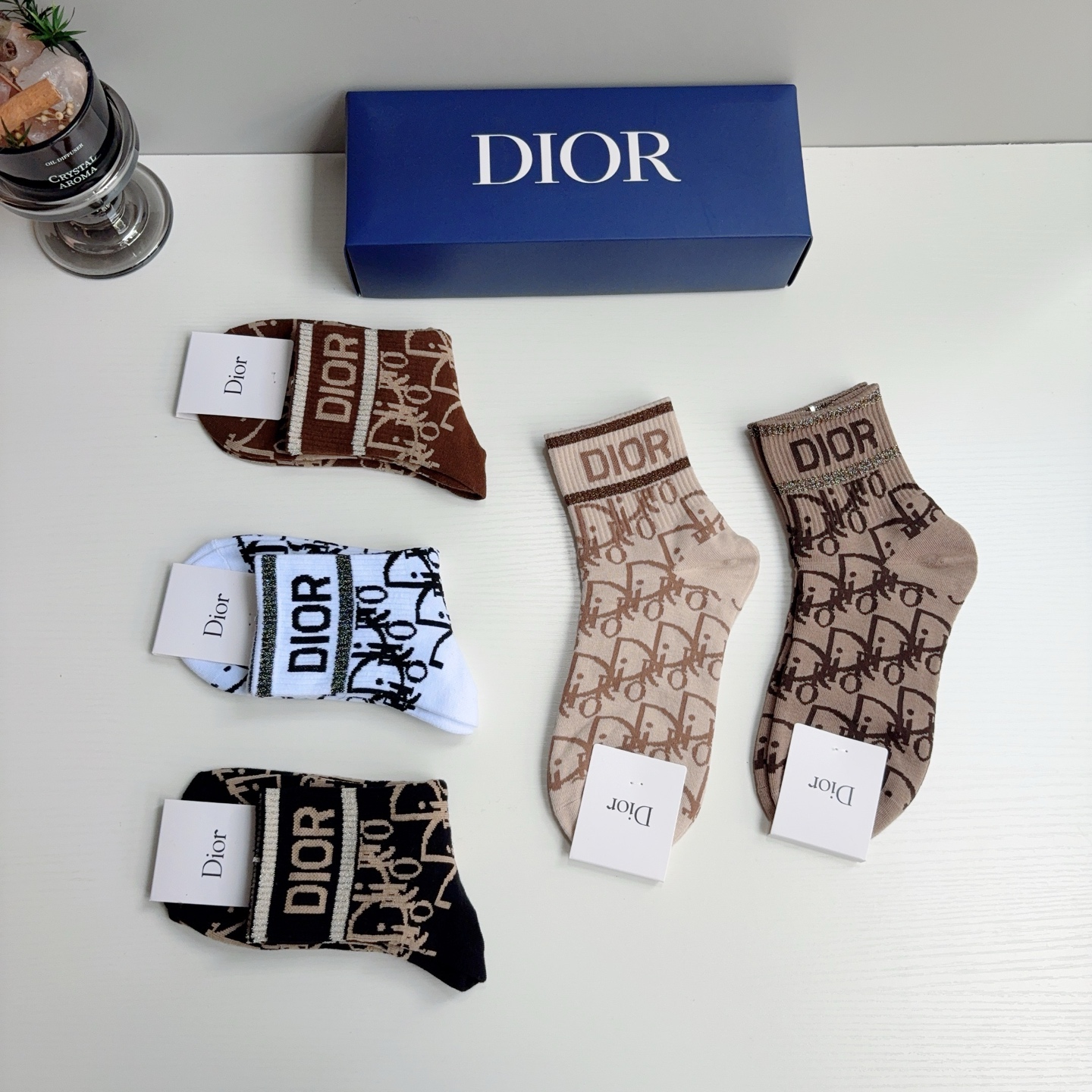 配包装（一盒5双） Dior 迪奥 新款字母中筒袜子！爆款字母专柜同步中筒袜，💛大牌出街，潮人必备🔥超好搭