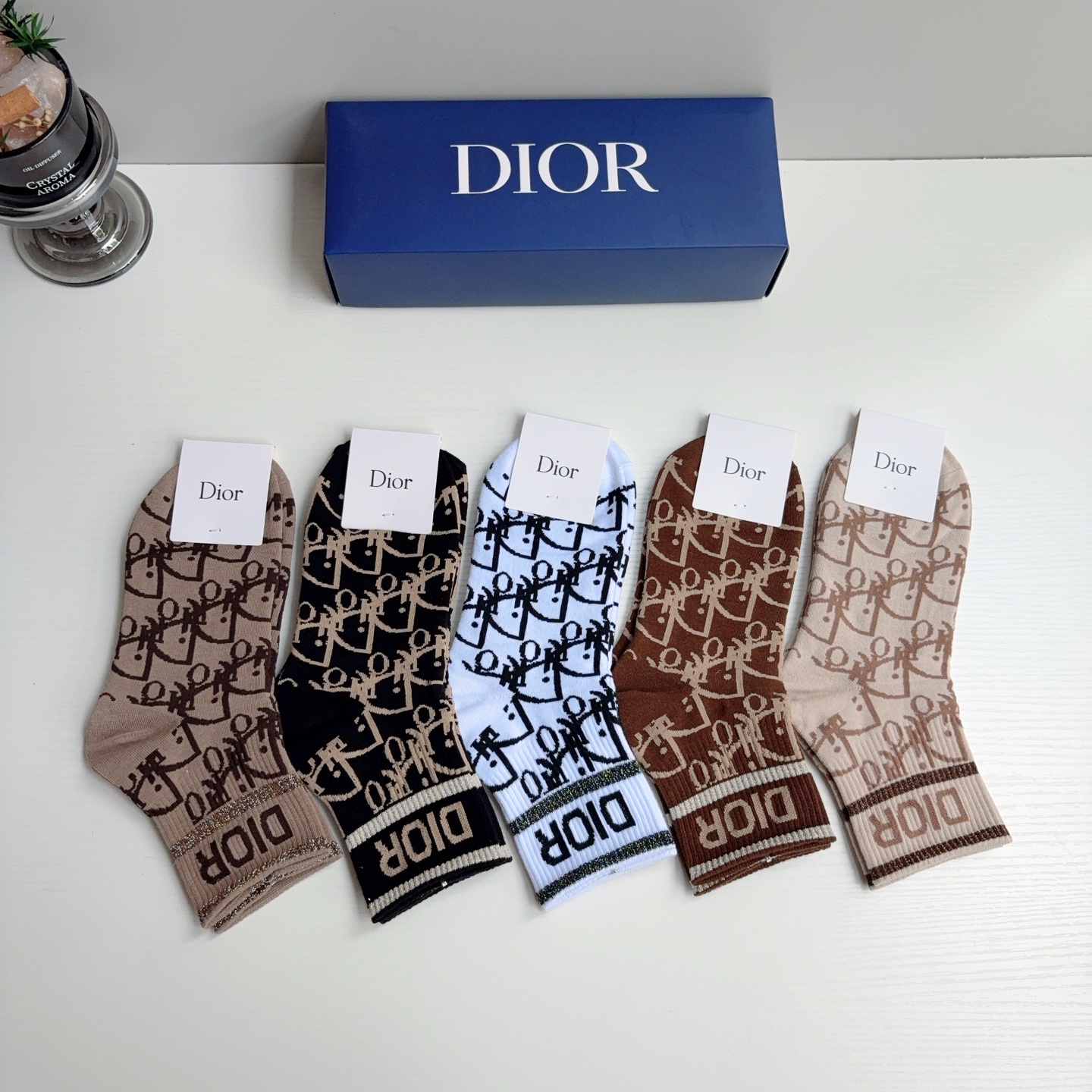 配包装（一盒5双） Dior 迪奥 新款字母中筒袜子！爆款字母专柜同步中筒袜，💛大牌出街，潮人必备🔥超好搭