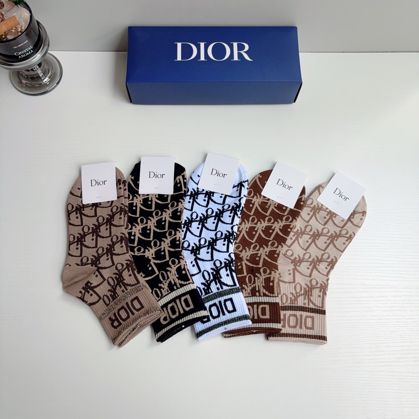 配包装（一盒5双） Dior 迪奥 新款字母中筒袜子！爆款字母专柜同步中筒袜，💛大牌出街，潮人必备🔥超好搭