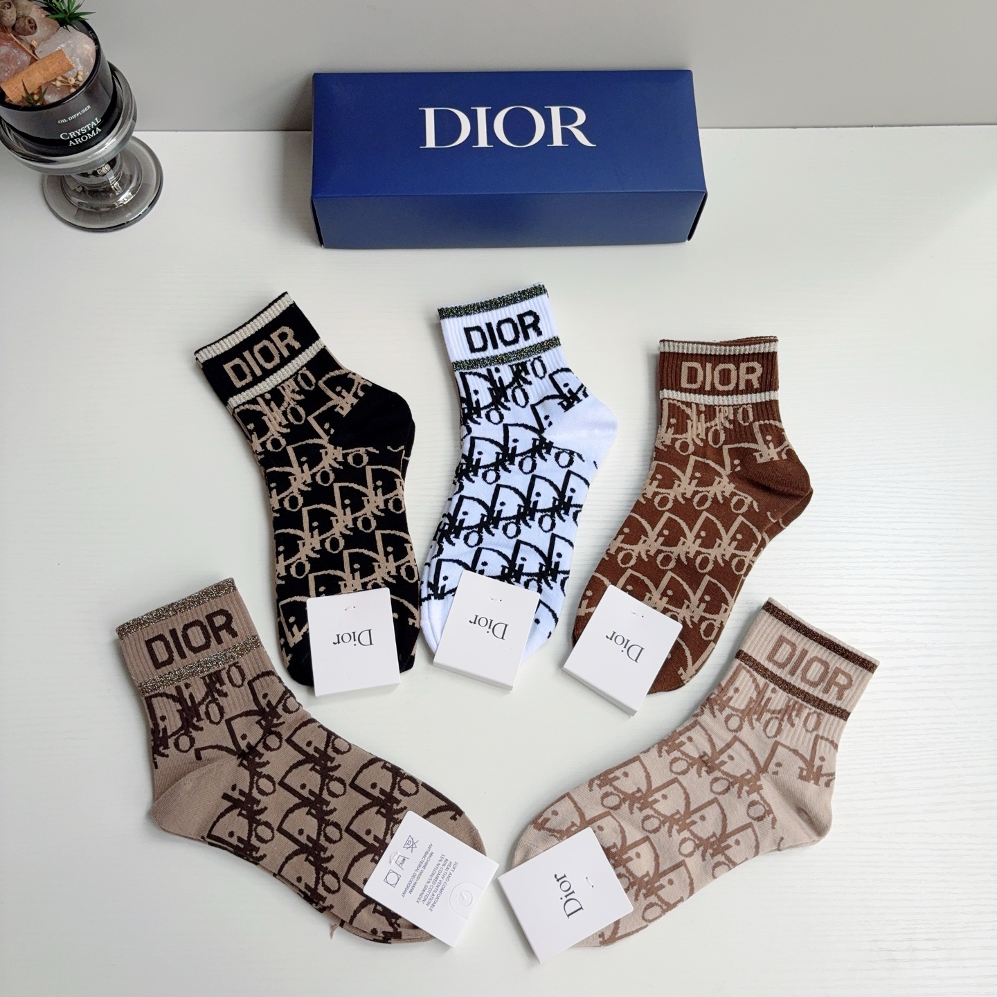 配包装（一盒5双） Dior 迪奥 新款字母中筒袜子！爆款字母专柜同步中筒袜，💛大牌出街，潮人必备🔥超好搭