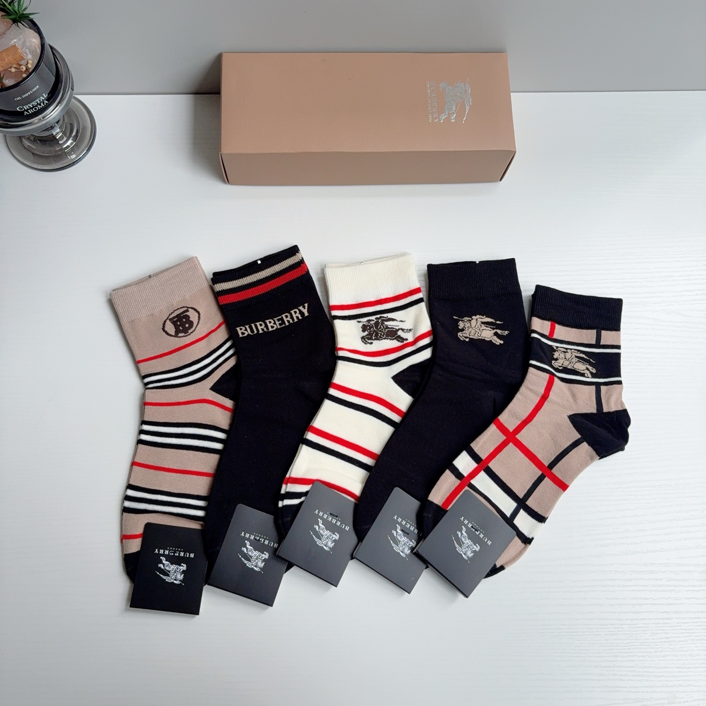 配包装（一盒5双）  Burberry 巴宝莉 超火爆男款中筒袜子、纯棉面料，潮人必备款，个性时尚百搭款