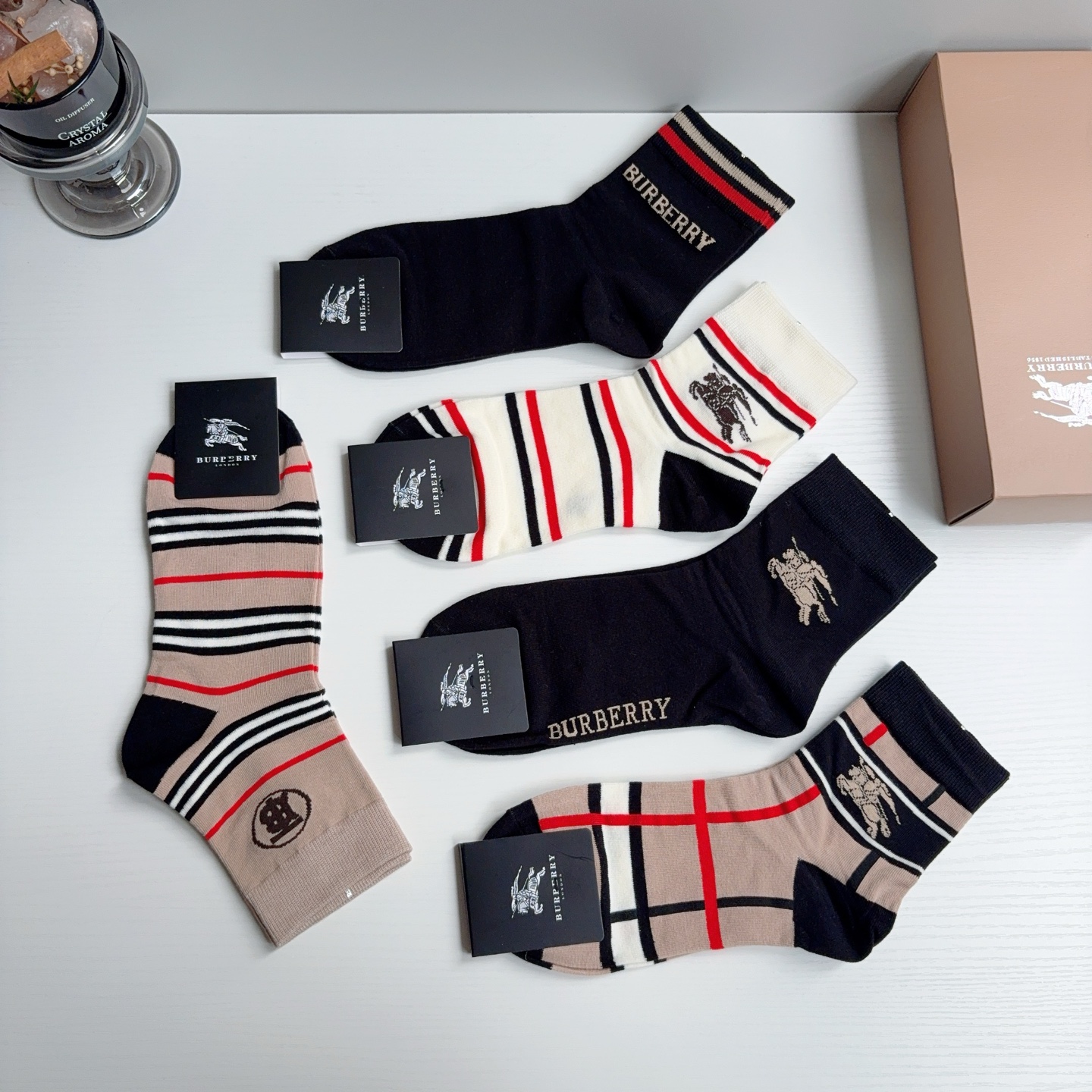 配包装（一盒5双）  Burberry 巴宝莉 超火爆男款中筒袜子、纯棉面料，潮人必备款，个性时尚百搭款