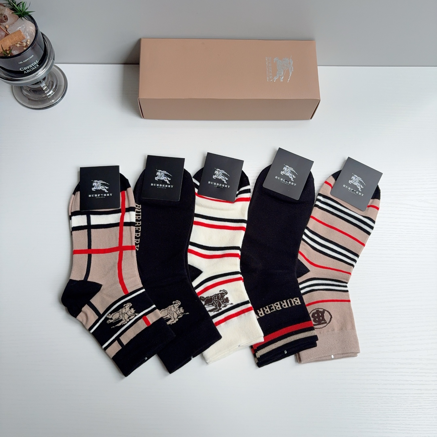 配包装（一盒5双）  Burberry 巴宝莉 超火爆男款中筒袜子、纯棉面料，潮人必备款，个性时尚百搭款