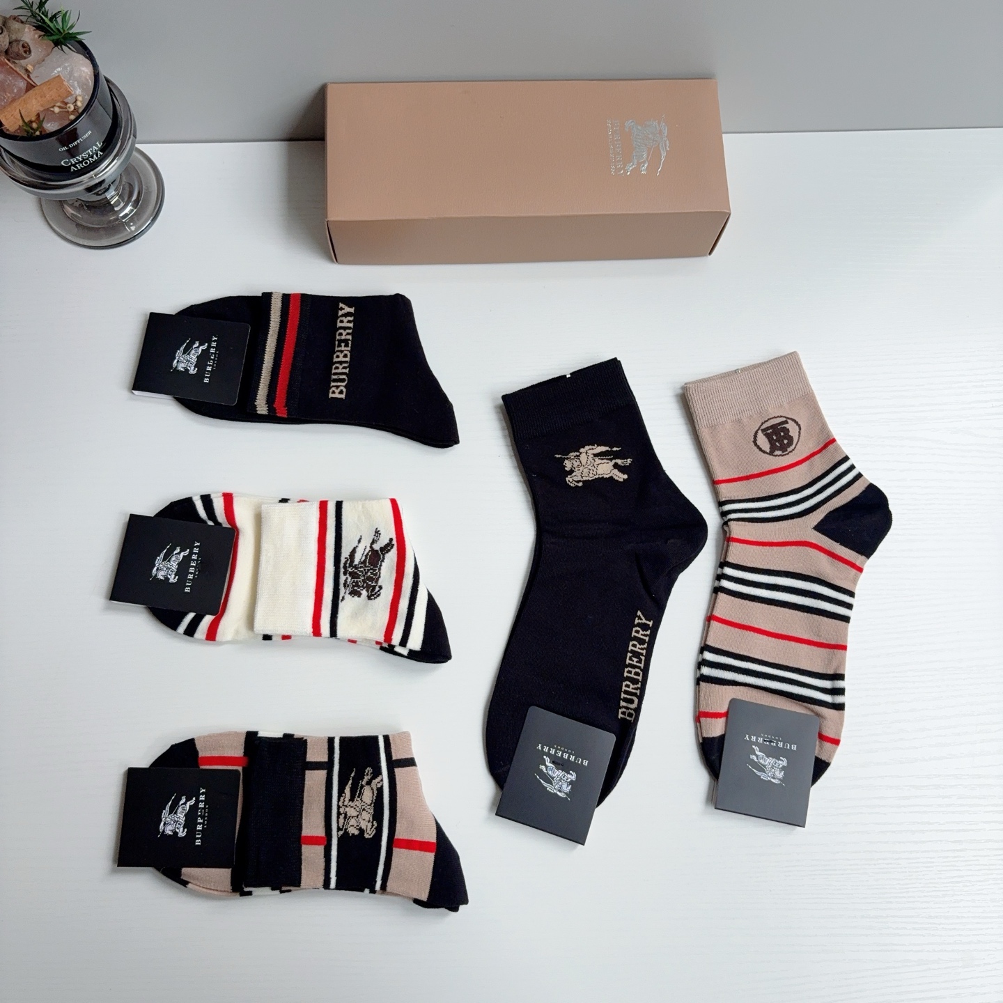 配包装（一盒5双）  Burberry 巴宝莉 超火爆男款中筒袜子、纯棉面料，潮人必备款，个性时尚百搭款