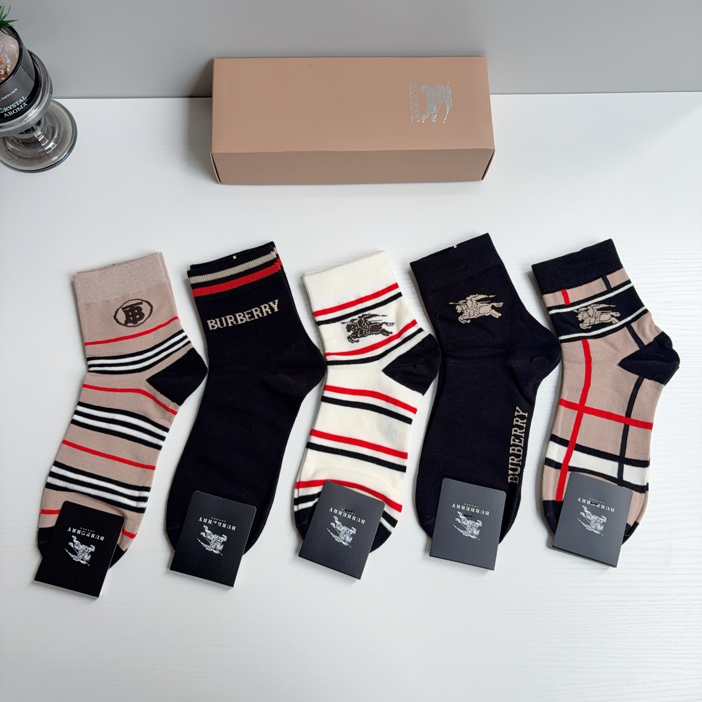 配包装（一盒5双）  Burberry 巴宝莉 超火爆男款中筒袜子、纯棉面料，潮人必备款，个性时尚百搭款