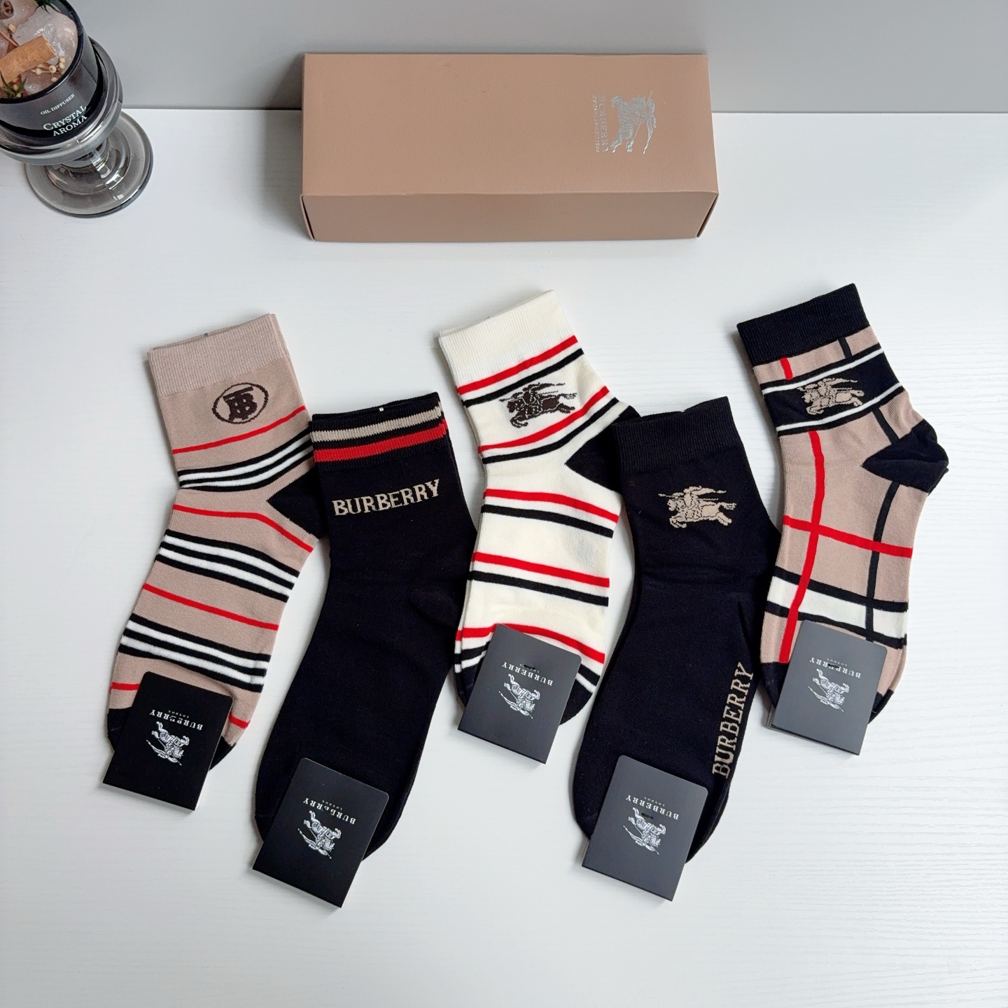 配包装（一盒5双）  Burberry 巴宝莉 超火爆男款中筒袜子、纯棉面料，潮人必备款，个性时尚百搭款