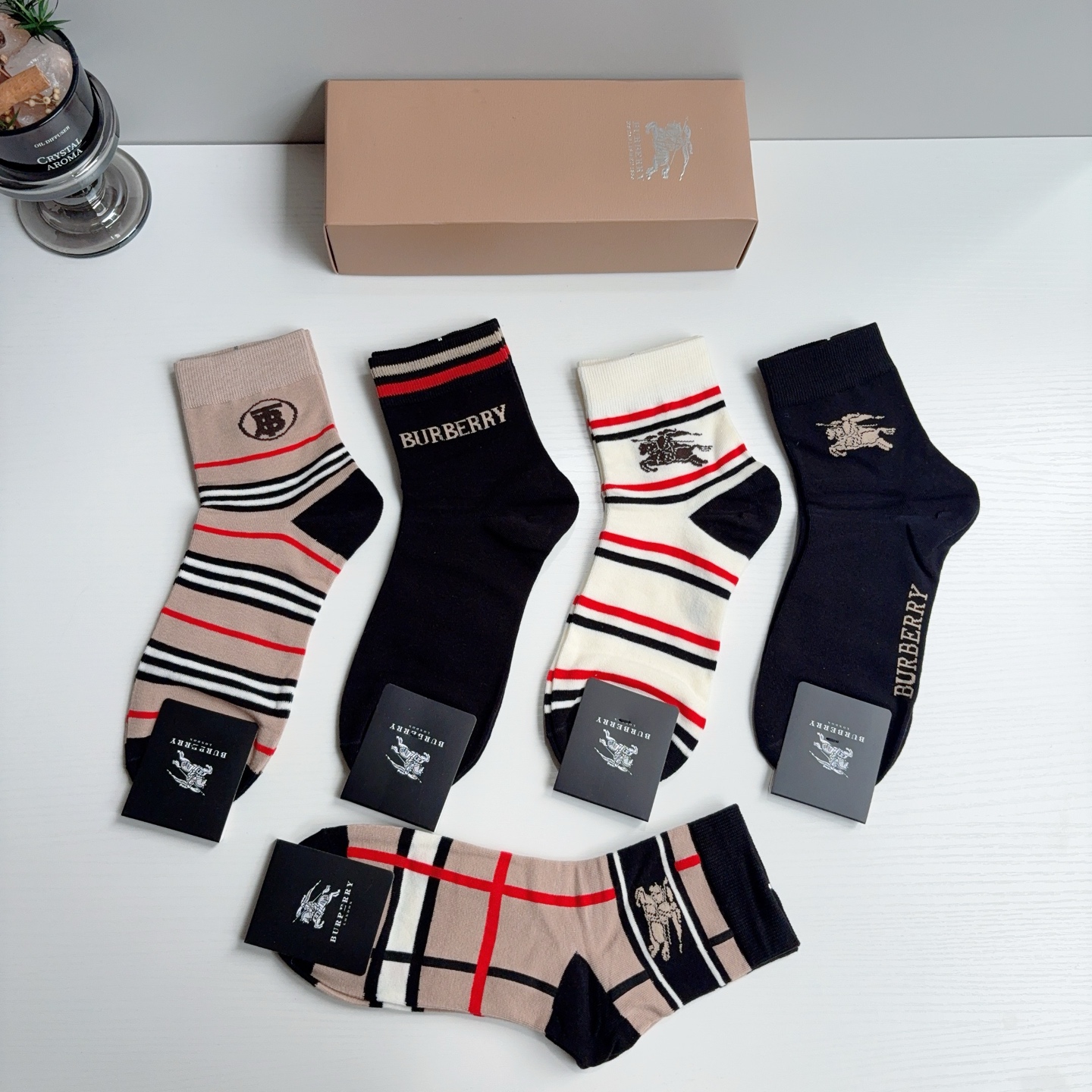 配包装（一盒5双）  Burberry 巴宝莉 超火爆男款中筒袜子、纯棉面料，潮人必备款，个性时尚百搭款