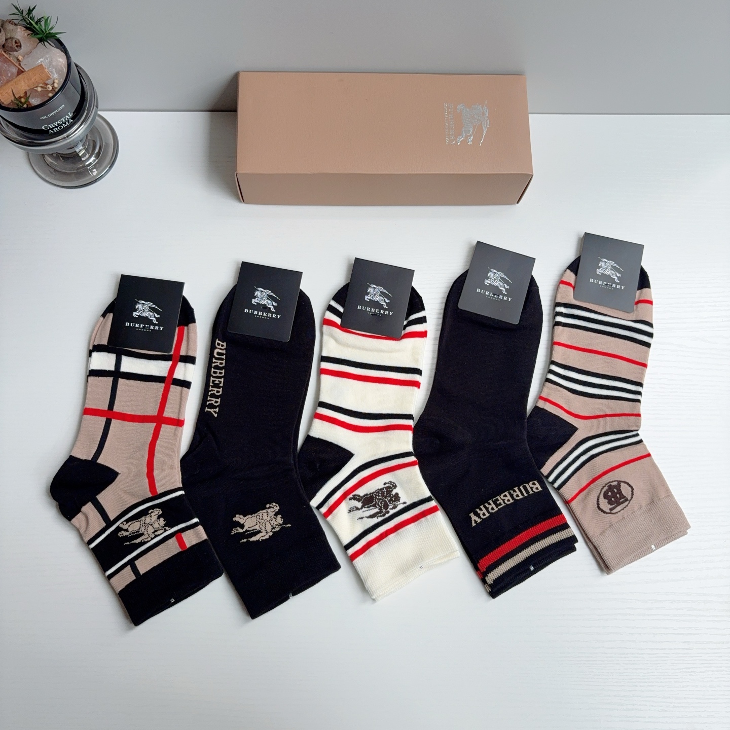 配包装（一盒5双）  Burberry 巴宝莉 超火爆男款中筒袜子、纯棉面料，潮人必备款，个性时尚百搭款