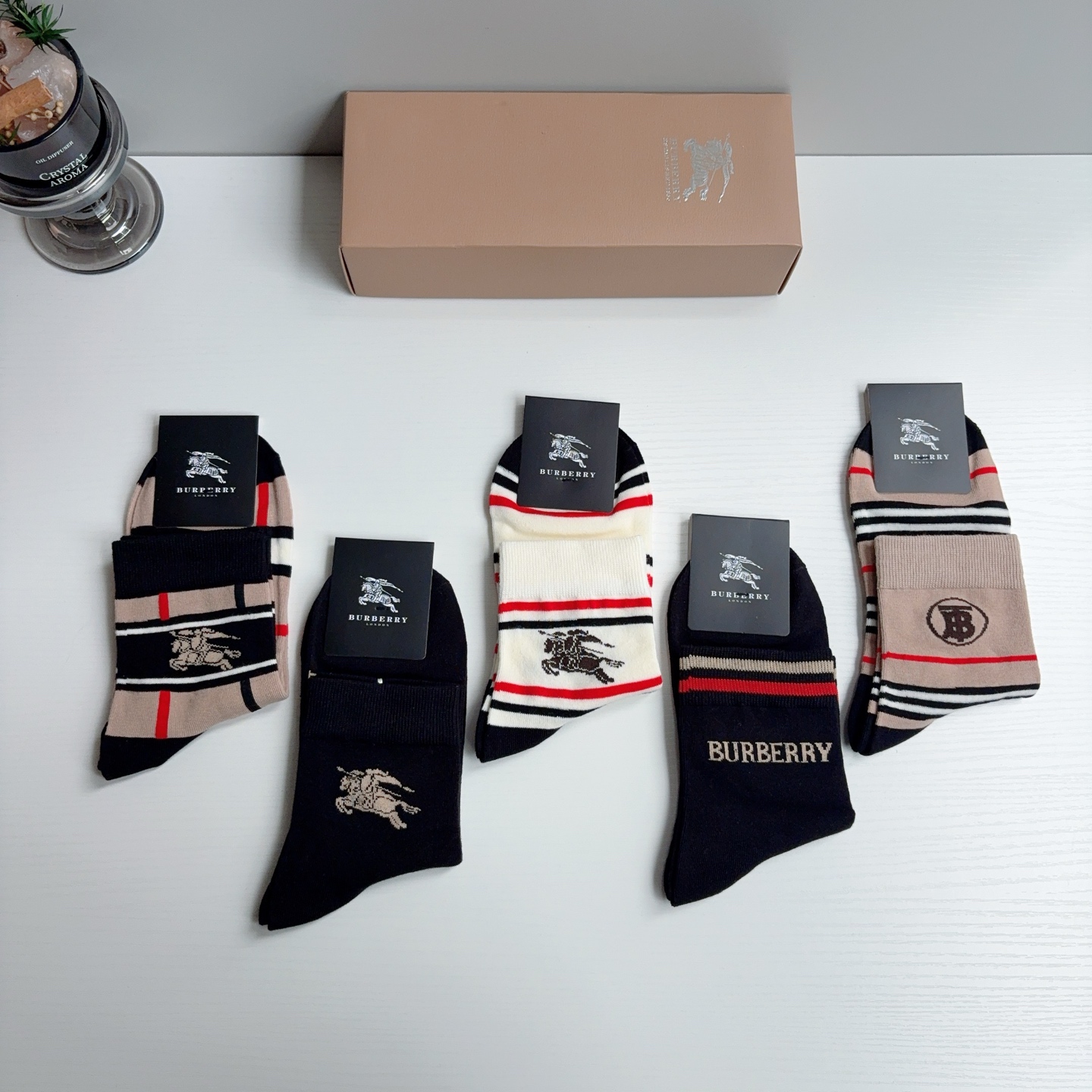 配包装（一盒5双）  Burberry 巴宝莉 超火爆男款中筒袜子、纯棉面料，潮人必备款，个性时尚百搭款