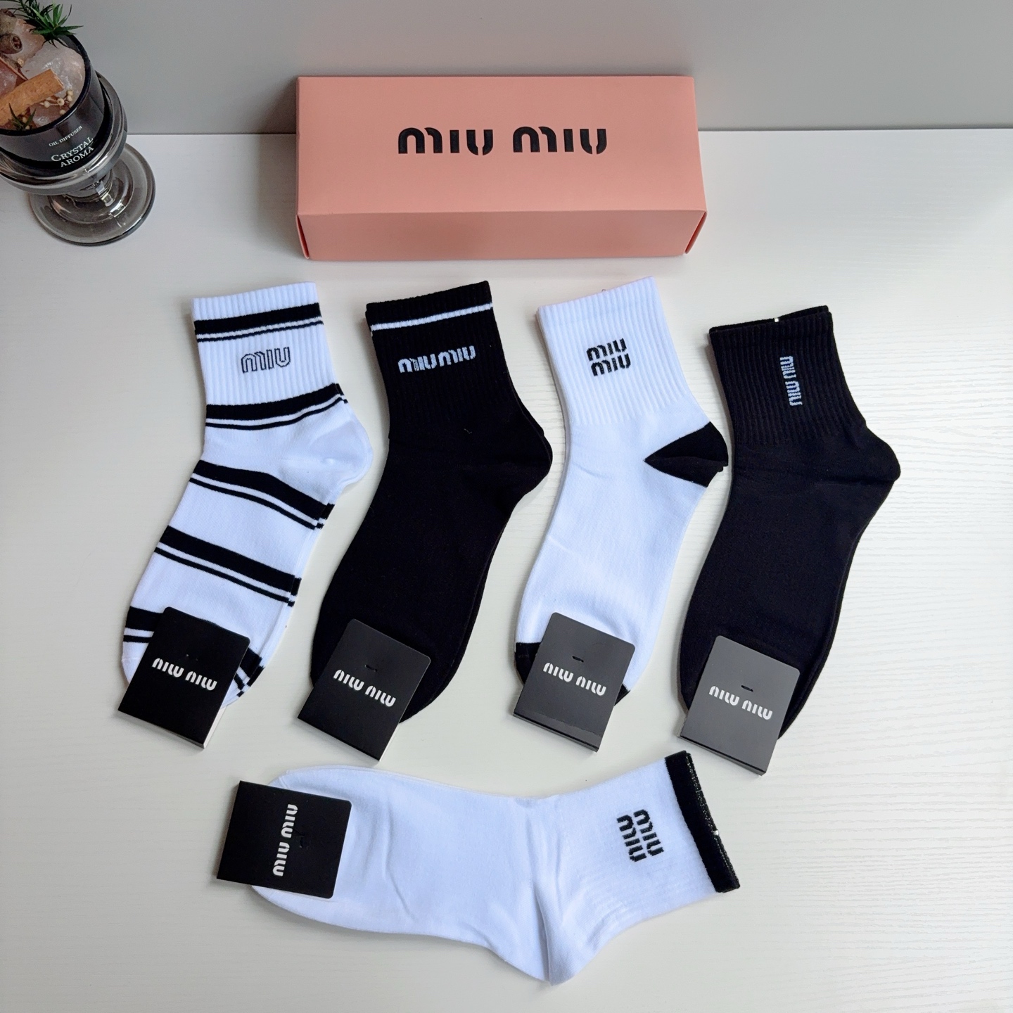 配包装【一盒5双】 miumiu · 缪缪 高品质新款网红男士中筒袜子❗️纯棉材质，轻薄柔软透气，四季通用！ 