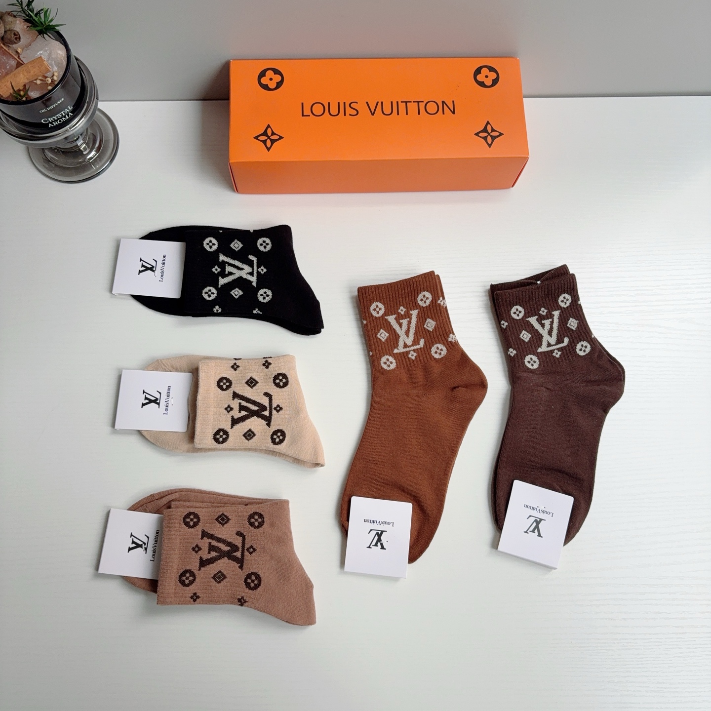 配包装（一盒5双）  🌟 LV 路易威登 超火中筒袜子，纯棉面料，潮人必备款，经典字母logo中筒袜，个性时尚百搭款，你