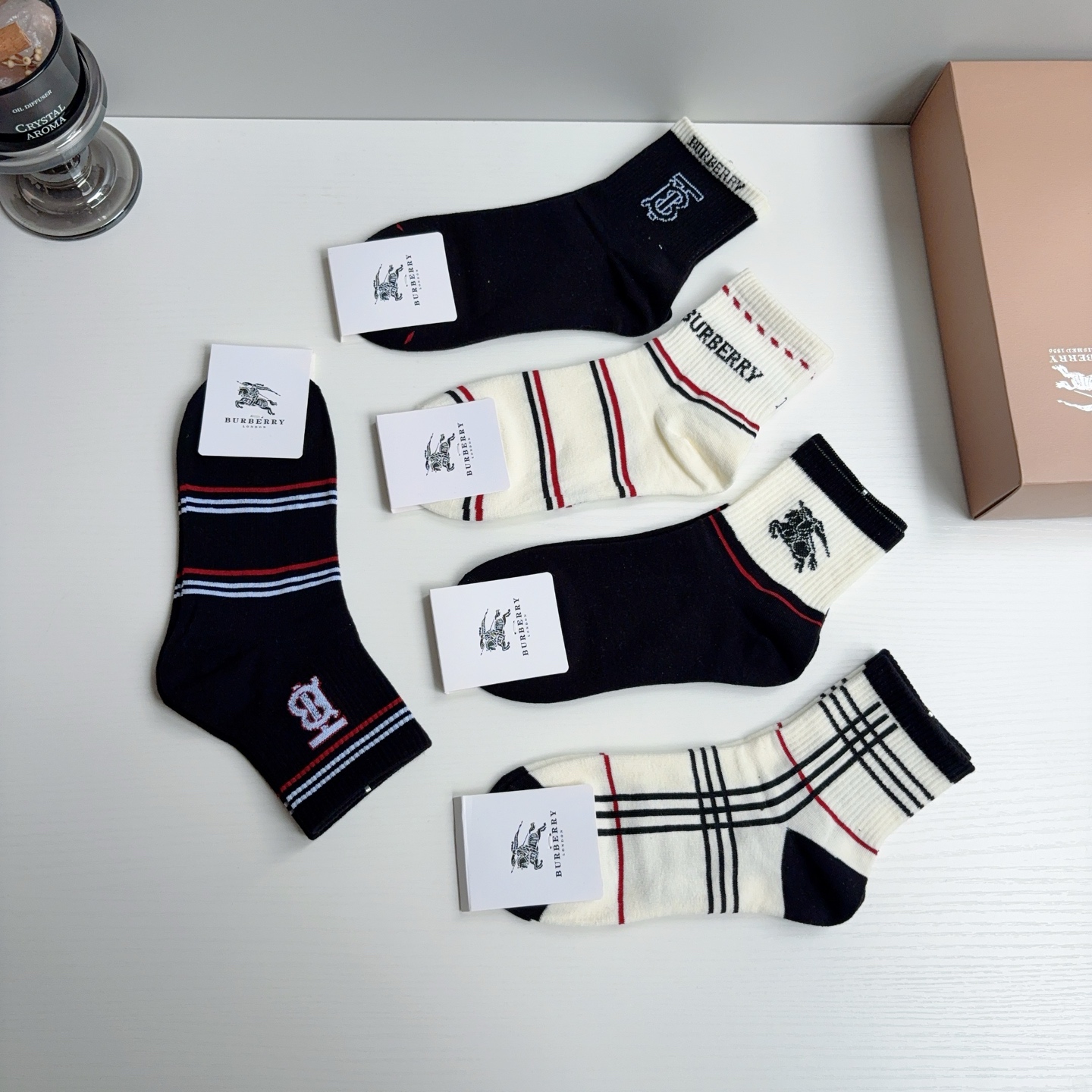 配包装（一盒5双）  🌟 BURBERRY 巴宝莉经典字母logo中筒袜子，个性时尚百搭款，舒适透气🌟