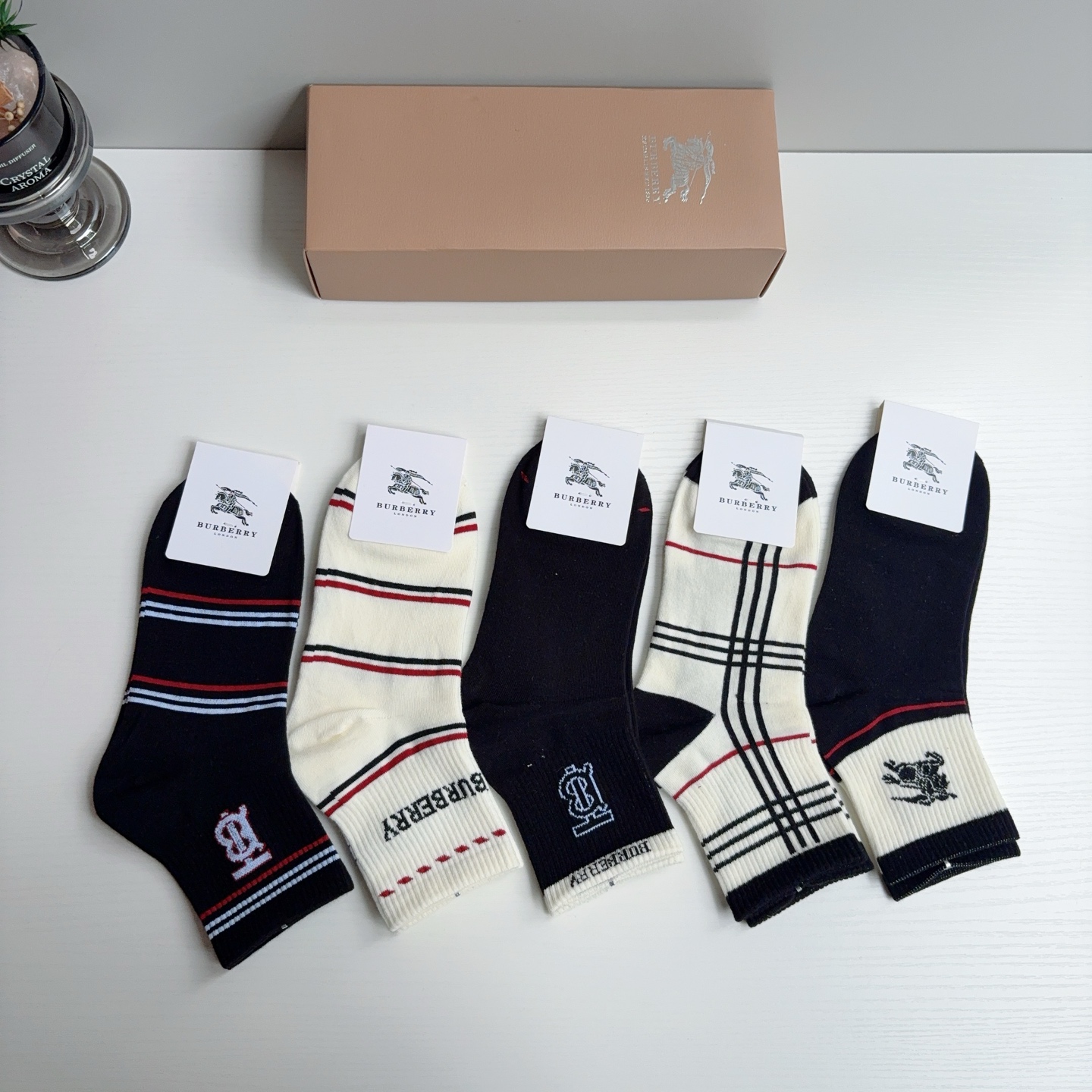配包装（一盒5双）  🌟 BURBERRY 巴宝莉经典字母logo中筒袜子，个性时尚百搭款，舒适透气🌟