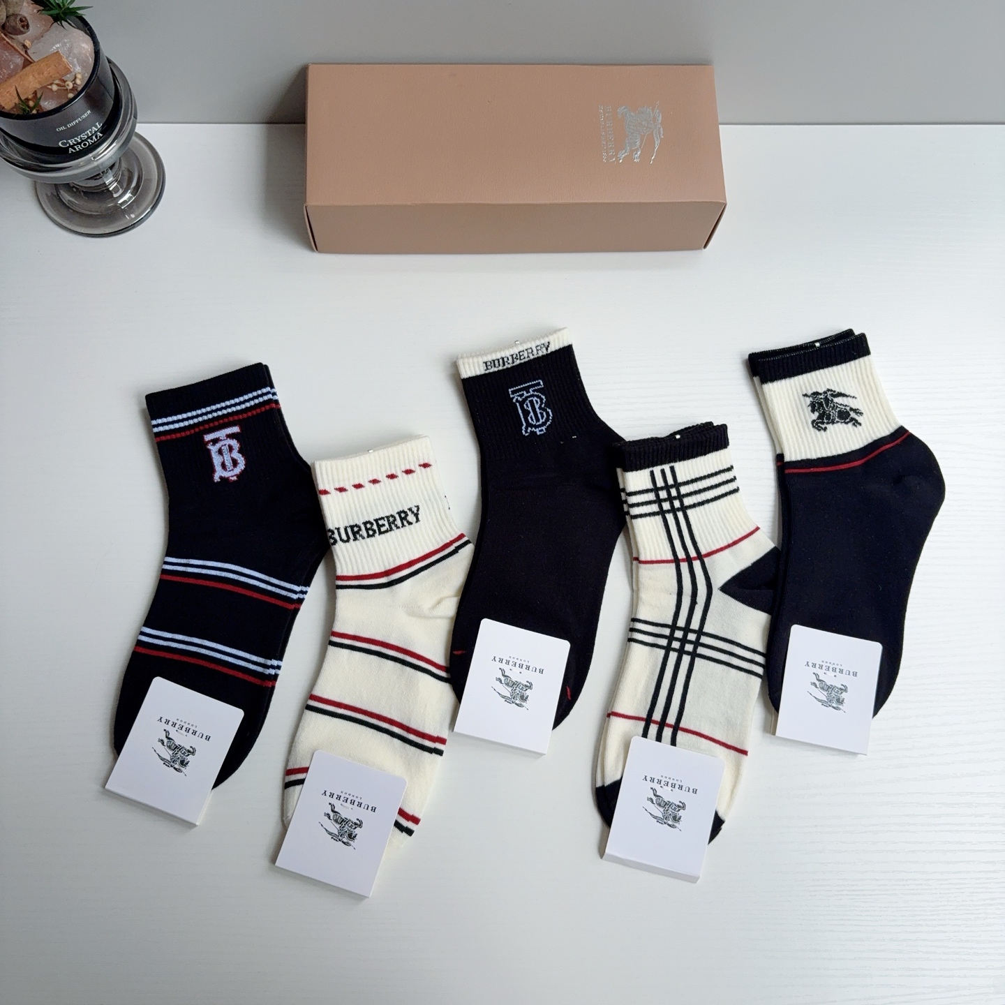 配包装（一盒5双）  🌟 BURBERRY 巴宝莉经典字母logo中筒袜子，个性时尚百搭款，舒适透气🌟