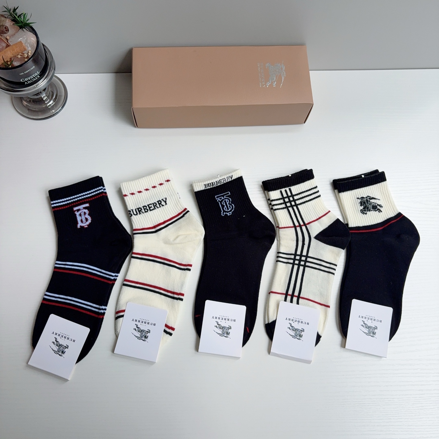 配包装（一盒5双）  🌟 BURBERRY 巴宝莉经典字母logo中筒袜子，个性时尚百搭款，舒适透气🌟