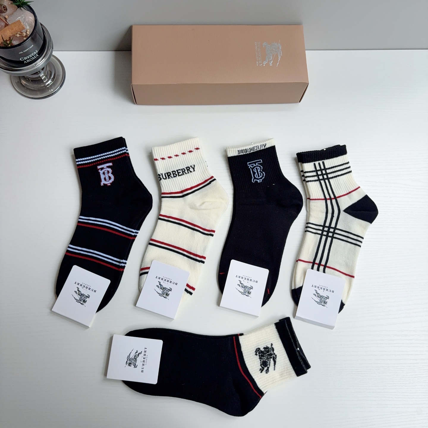 配包装（一盒5双）  🌟 BURBERRY 巴宝莉经典字母logo中筒袜子，个性时尚百搭款，舒适透气🌟