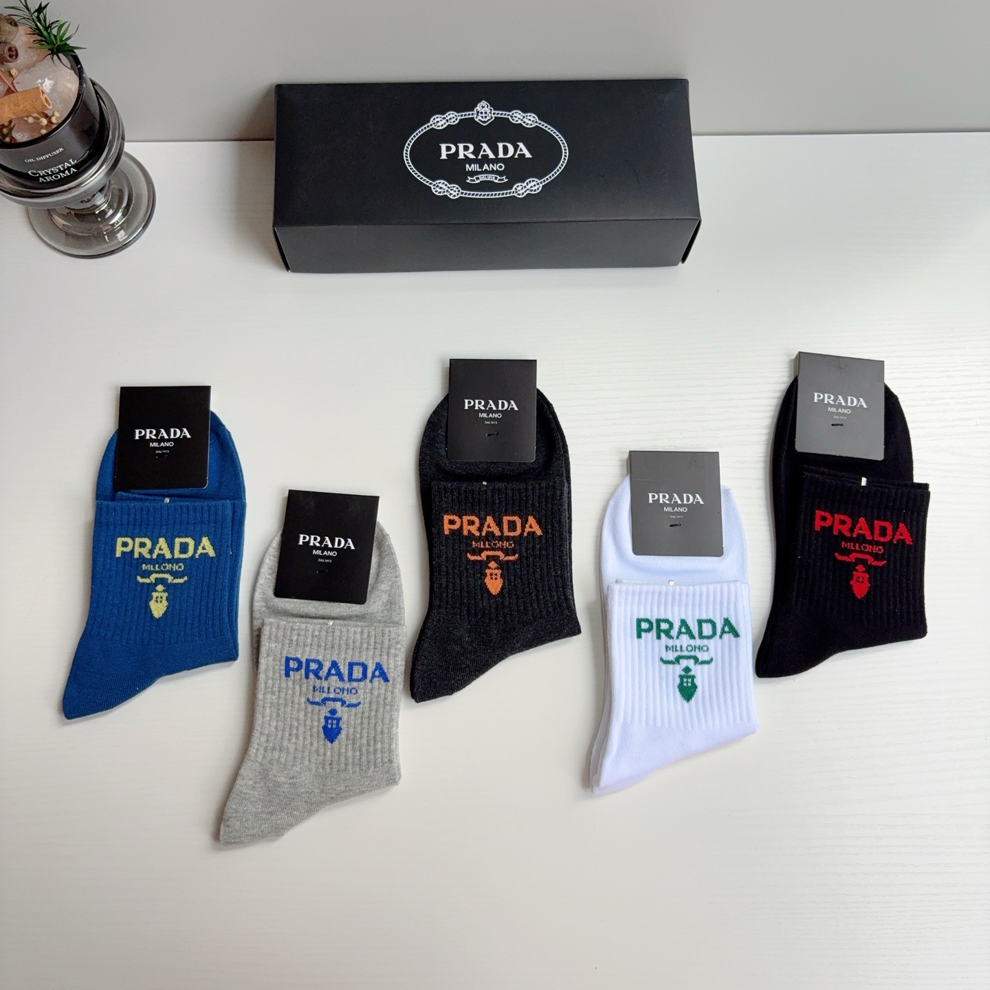 配包装（一盒5双）  PRADA 普拉达 新款男款中筒袜子、纯棉面料，潮人必备款，个性时尚百搭款！