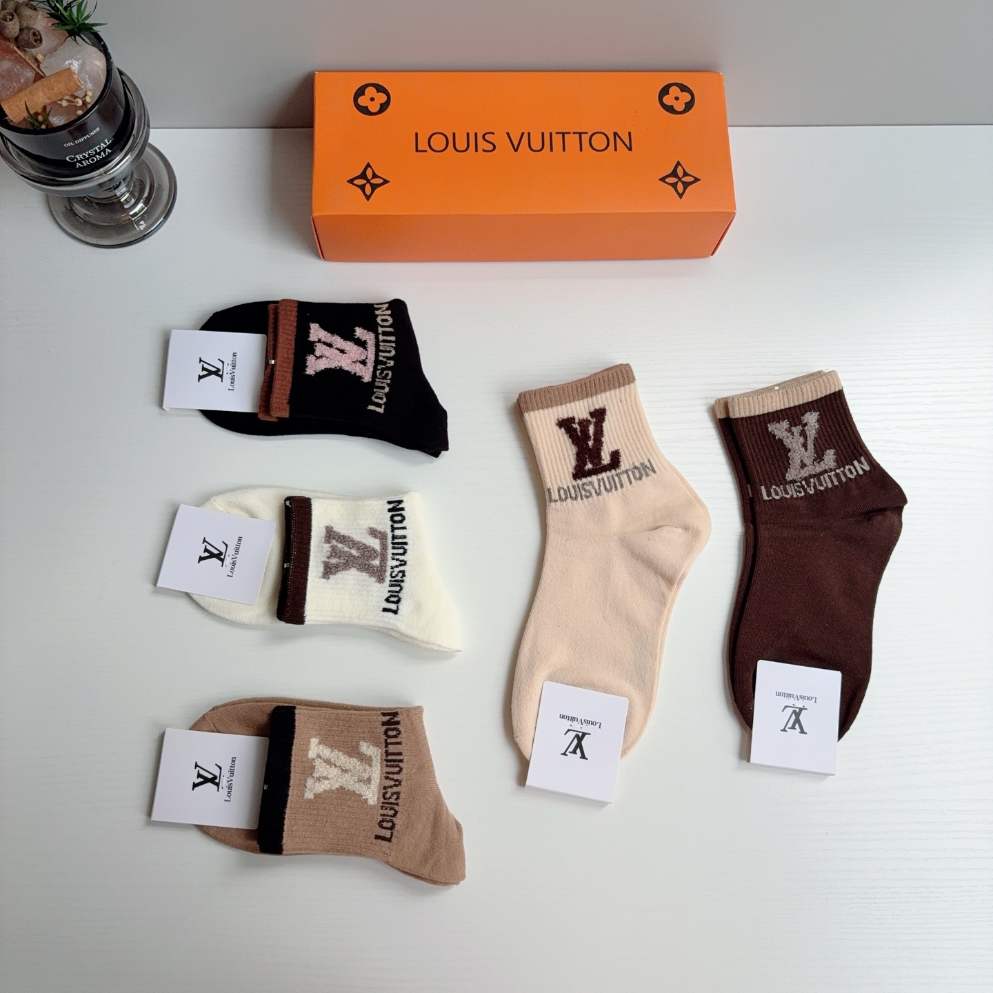 配包装（一盒5双）  🌟 LV 路易威登 超火中筒袜子，纯棉面料，潮人必备款，经典字母logo中筒袜，个性时尚百搭款，你
