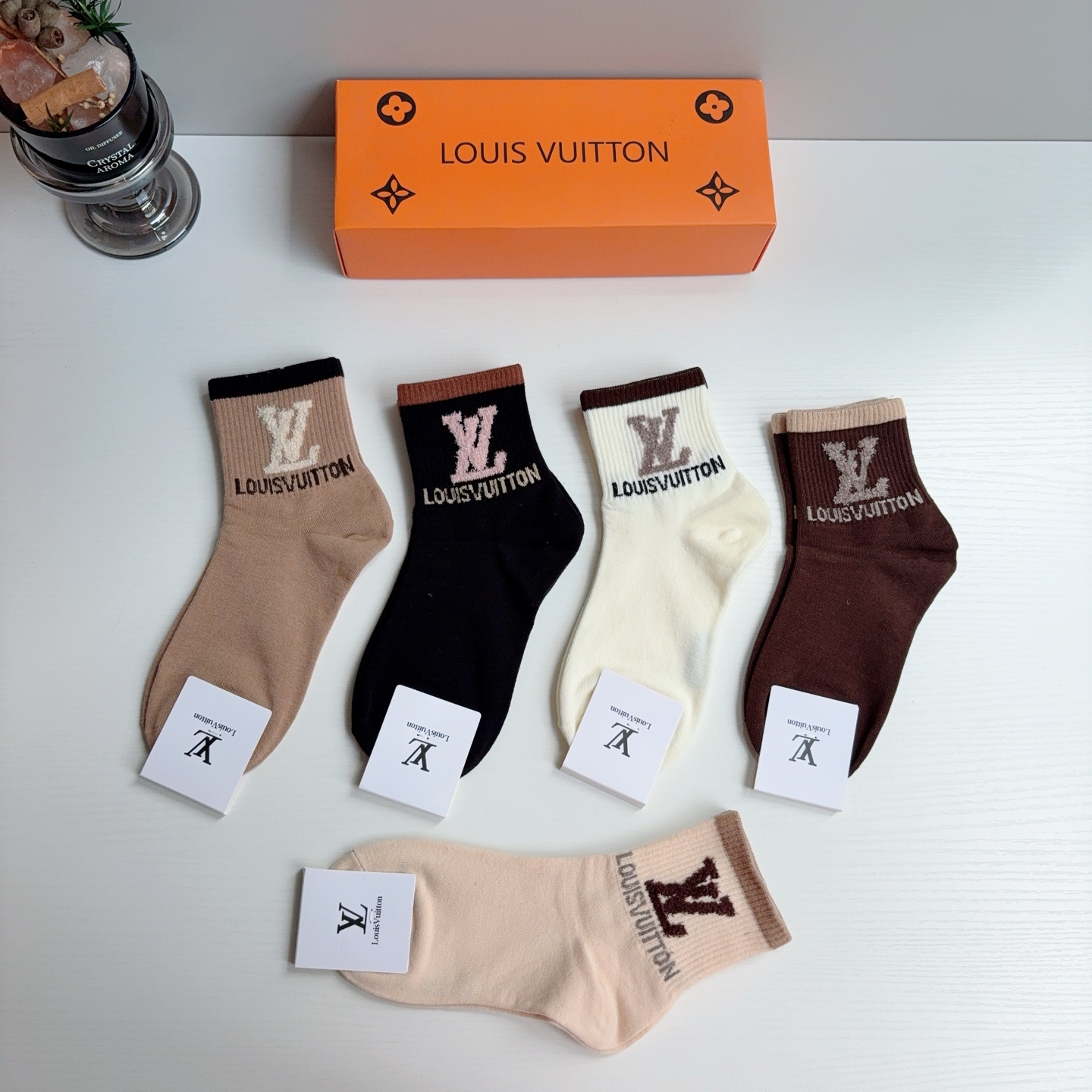 配包装（一盒5双）  🌟 LV 路易威登 超火中筒袜子，纯棉面料，潮人必备款，经典字母logo中筒袜，个性时尚百搭款，你