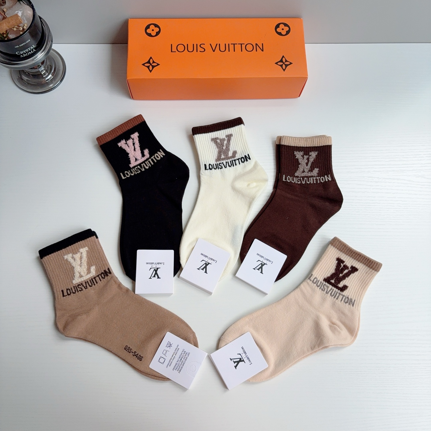 配包装（一盒5双）  🌟 LV 路易威登 超火中筒袜子，纯棉面料，潮人必备款，经典字母logo中筒袜，个性时尚百搭款，你