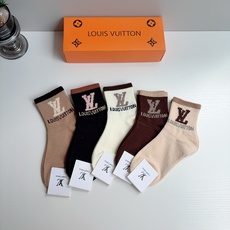 配包装(一盒5双) 🌟 LV 路易威登 超火中筒袜子,纯棉面料,潮人必备款,经典字母logo中筒袜,个性时尚百搭款,你 配包装(一盒5双) 🌟 LV 路易威登 超火中筒袜子,纯棉面料,潮人必备款,经典字母logo中筒袜,个性时尚百搭款,你