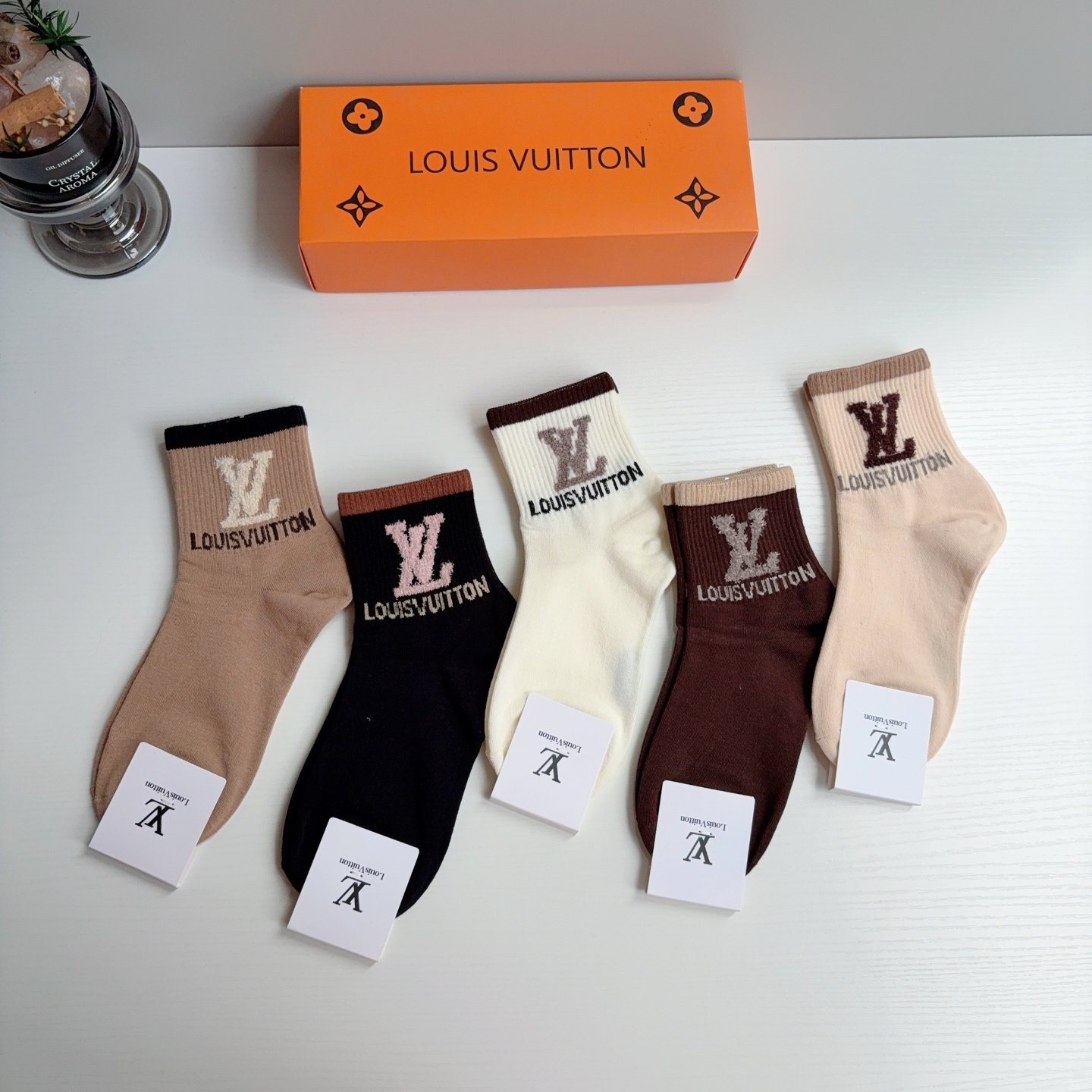 配包装（一盒5双）  🌟 LV 路易威登 超火中筒袜子，纯棉面料，潮人必备款，经典字母logo中筒袜，个性时尚百搭款，你