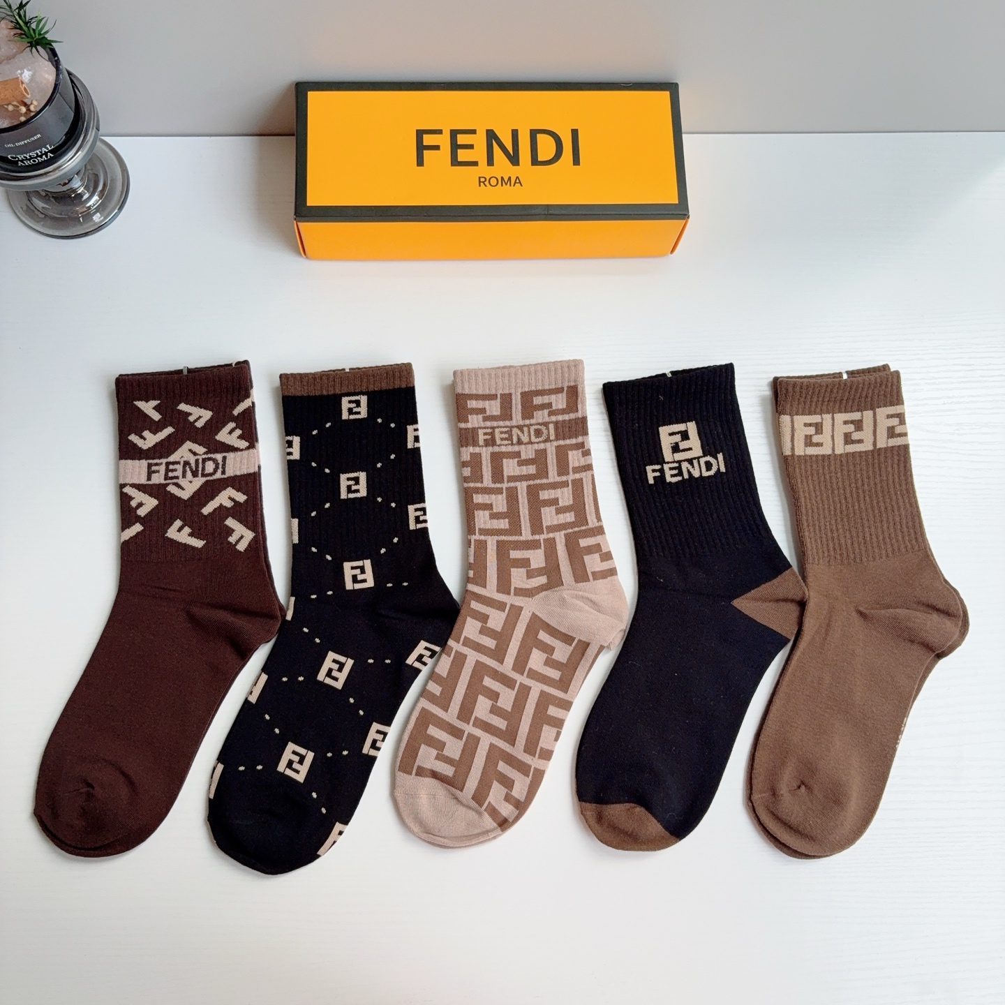 配包装【一盒5双】  FENDI（芬迪）新款男女款高端长筒袜子❗爆款双F系列超火小单品，大牌出街，潮人必备🔥超级百搭！