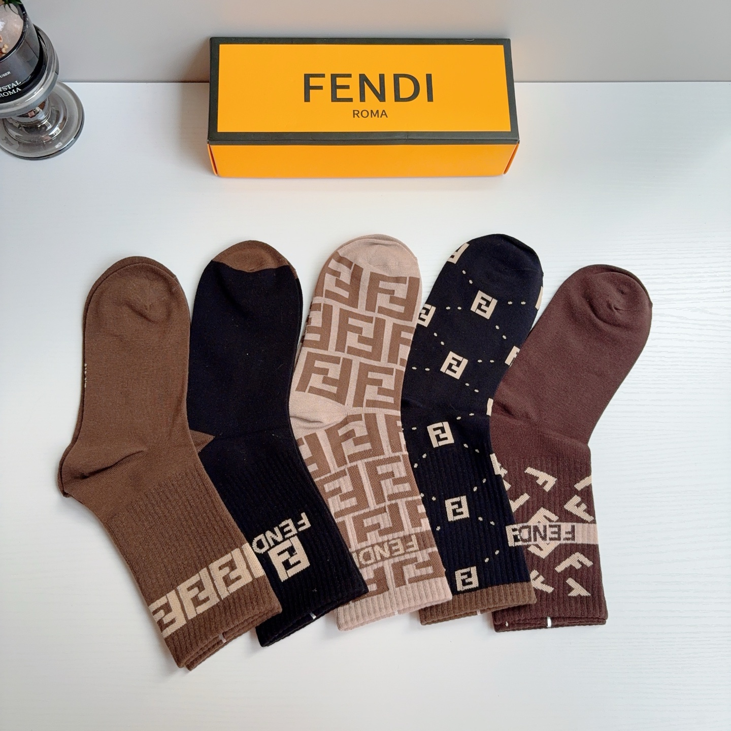 配包装【一盒5双】  FENDI（芬迪）新款男女款高端长筒袜子❗爆款双F系列超火小单品，大牌出街，潮人必备🔥超级百搭！