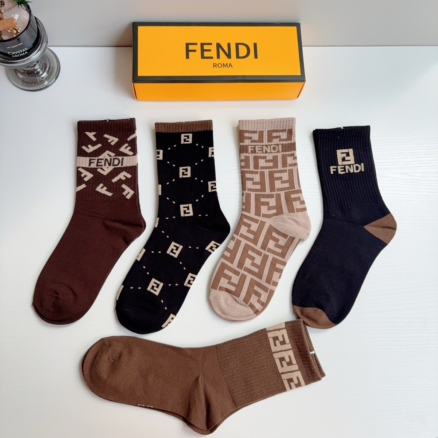 配包装【一盒5双】  FENDI（芬迪）新款男女款高端长筒袜子❗爆款双F系列超火小单品，大牌出街，潮人必备🔥超级百搭！