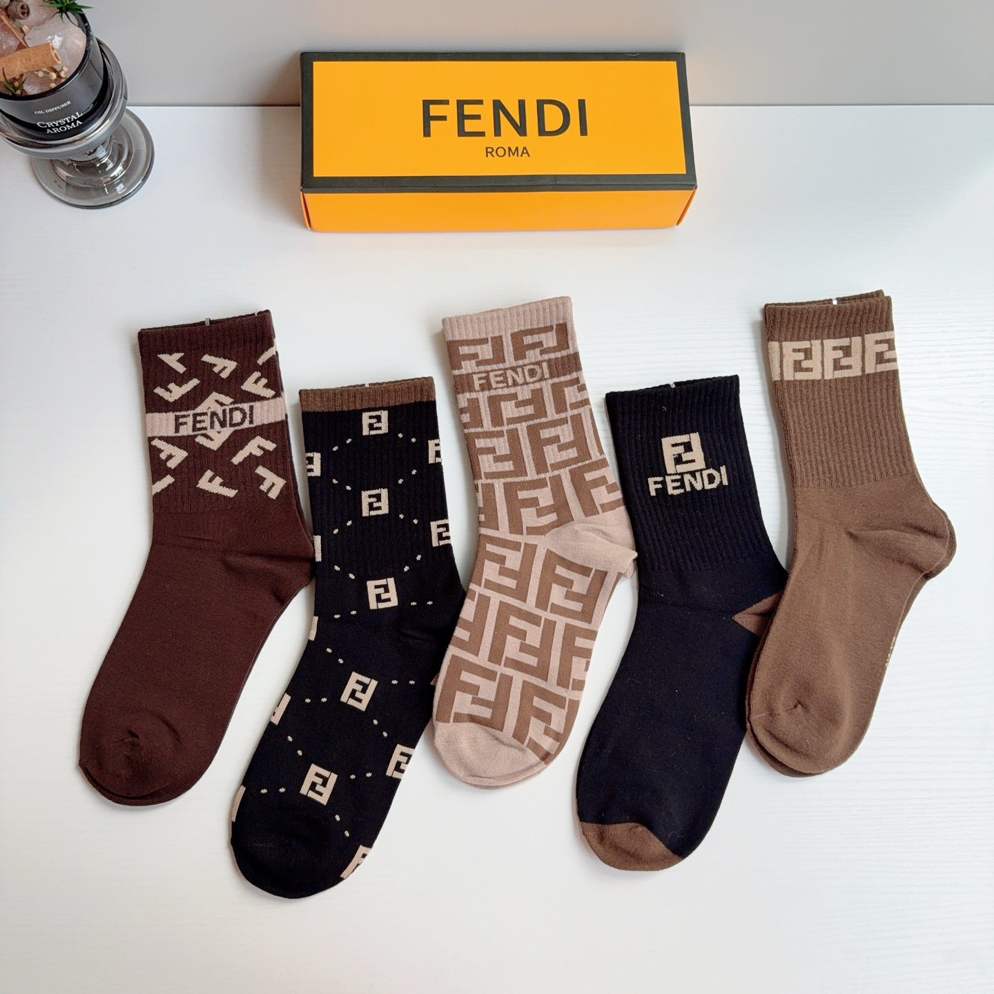 配包装【一盒5双】  FENDI（芬迪）新款男女款高端长筒袜子❗爆款双F系列超火小单品，大牌出街，潮人必备🔥超级百搭！