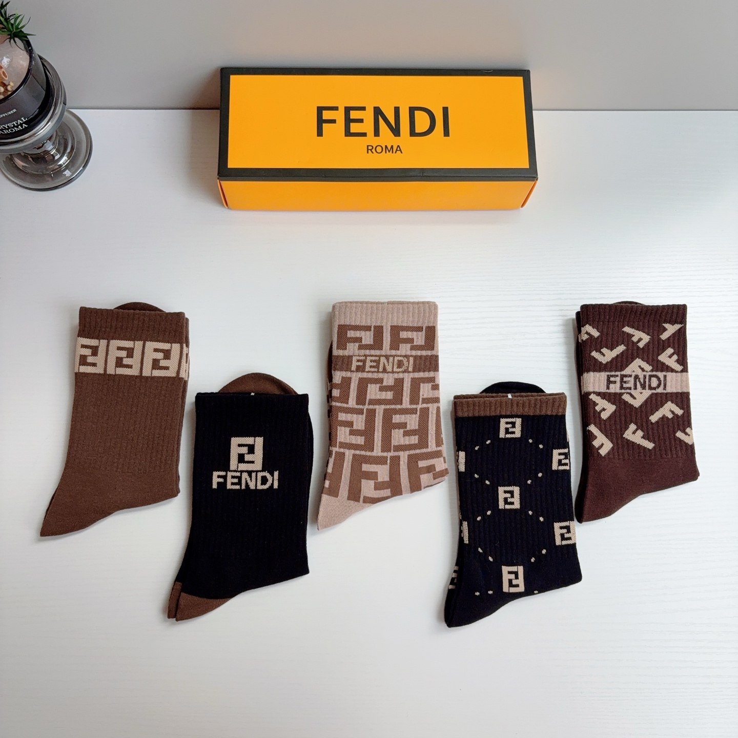 配包装【一盒5双】  FENDI（芬迪）新款男女款高端长筒袜子❗爆款双F系列超火小单品，大牌出街，潮人必备🔥超级百搭！