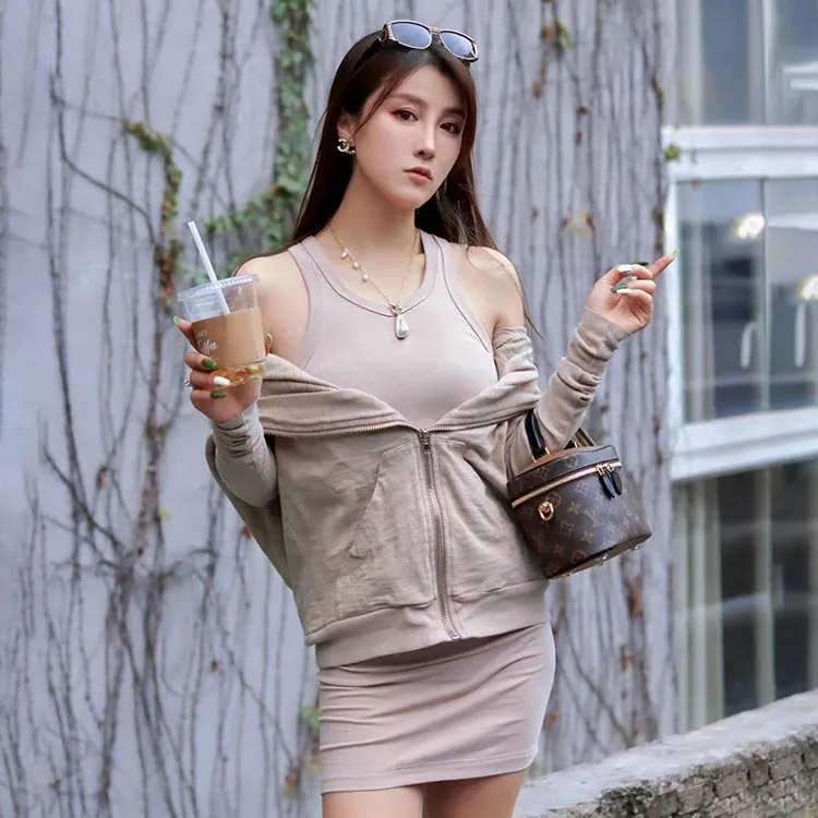 Louis Vuitton A must-have item every dayLV Vanity classic brown presbyopia