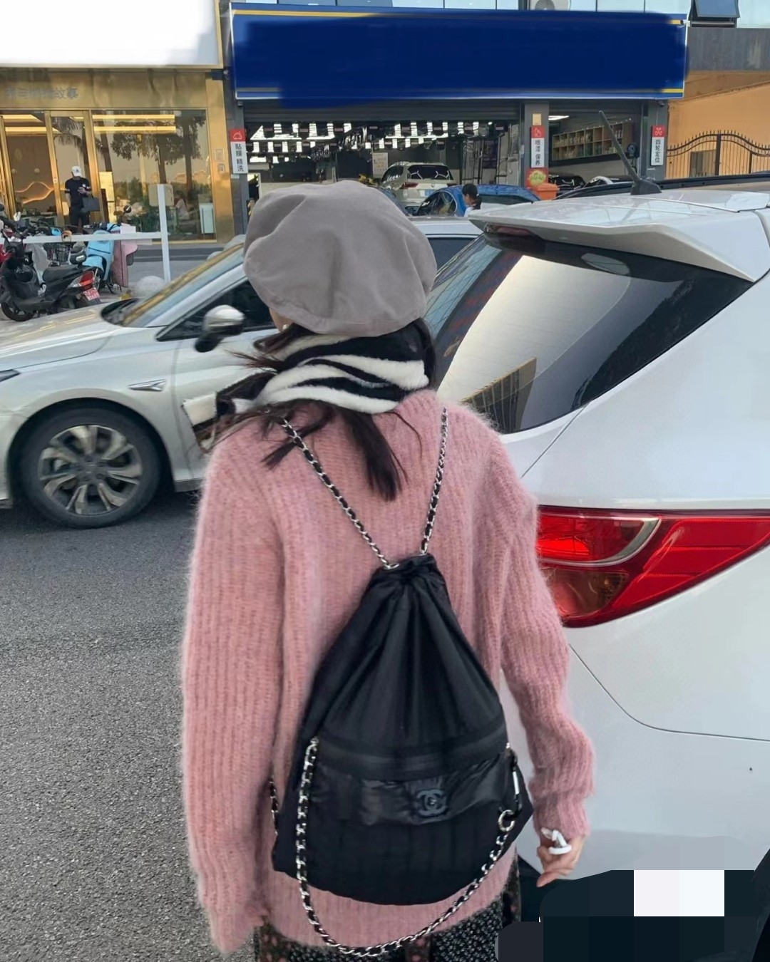 Chanel Overtime, I would like to introduce to you the new product of Xiaoxiang from a rare channelThis is a lightly padded backpack that you have