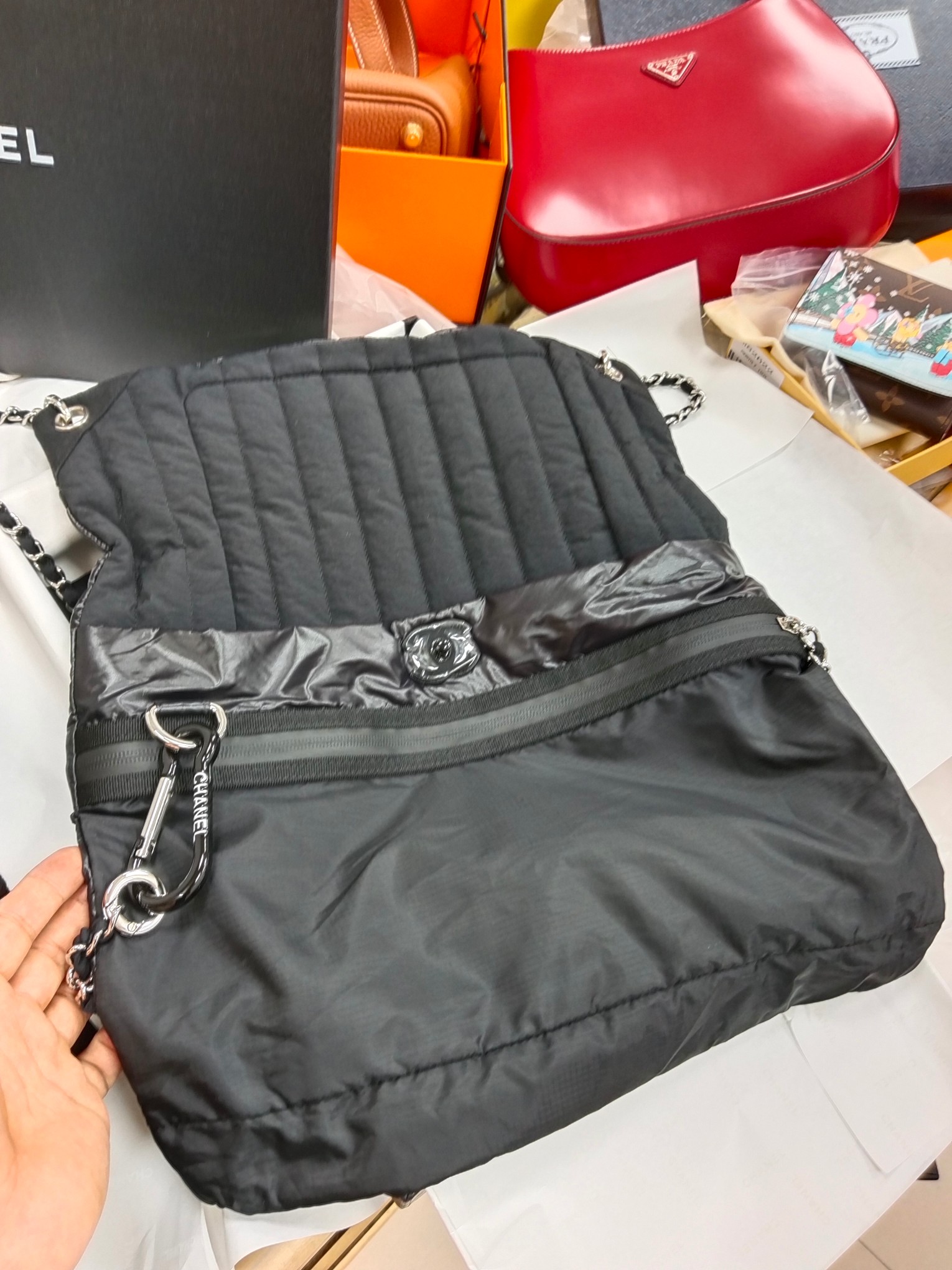 Chanel Overtime, I would like to introduce to you the new product of Xiaoxiang from a rare channelThis is a lightly padded backpack that you have