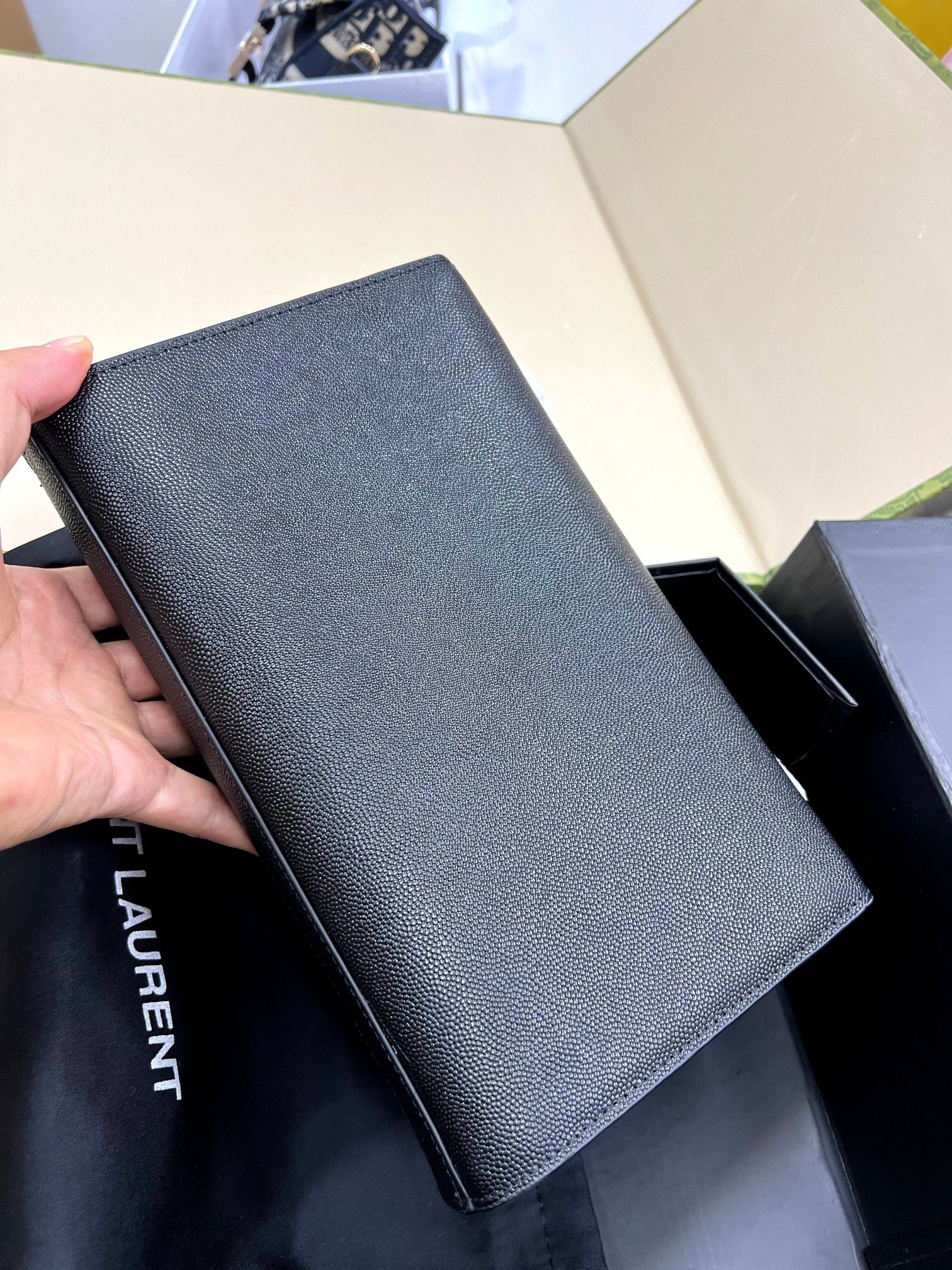 Saint Laurent Lets focus on this global out-of-stock king. Personally, I feel that YSLs bags are not only delicate and difficult to maintain, but