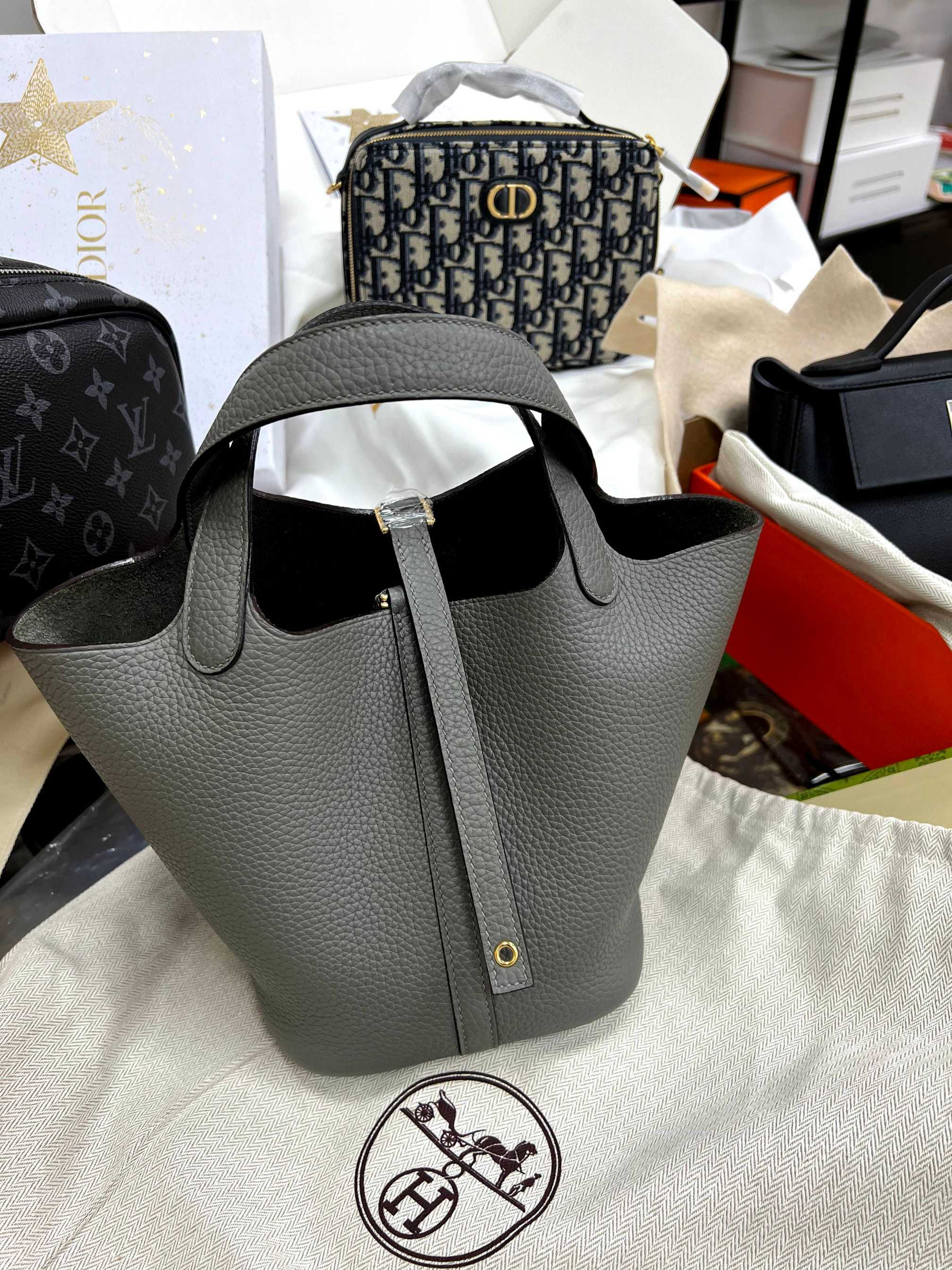 Hermès The vegetable basket that must be put out every day is the main focus of Hermes counters, which is "practical". Can be carried by hand/sho