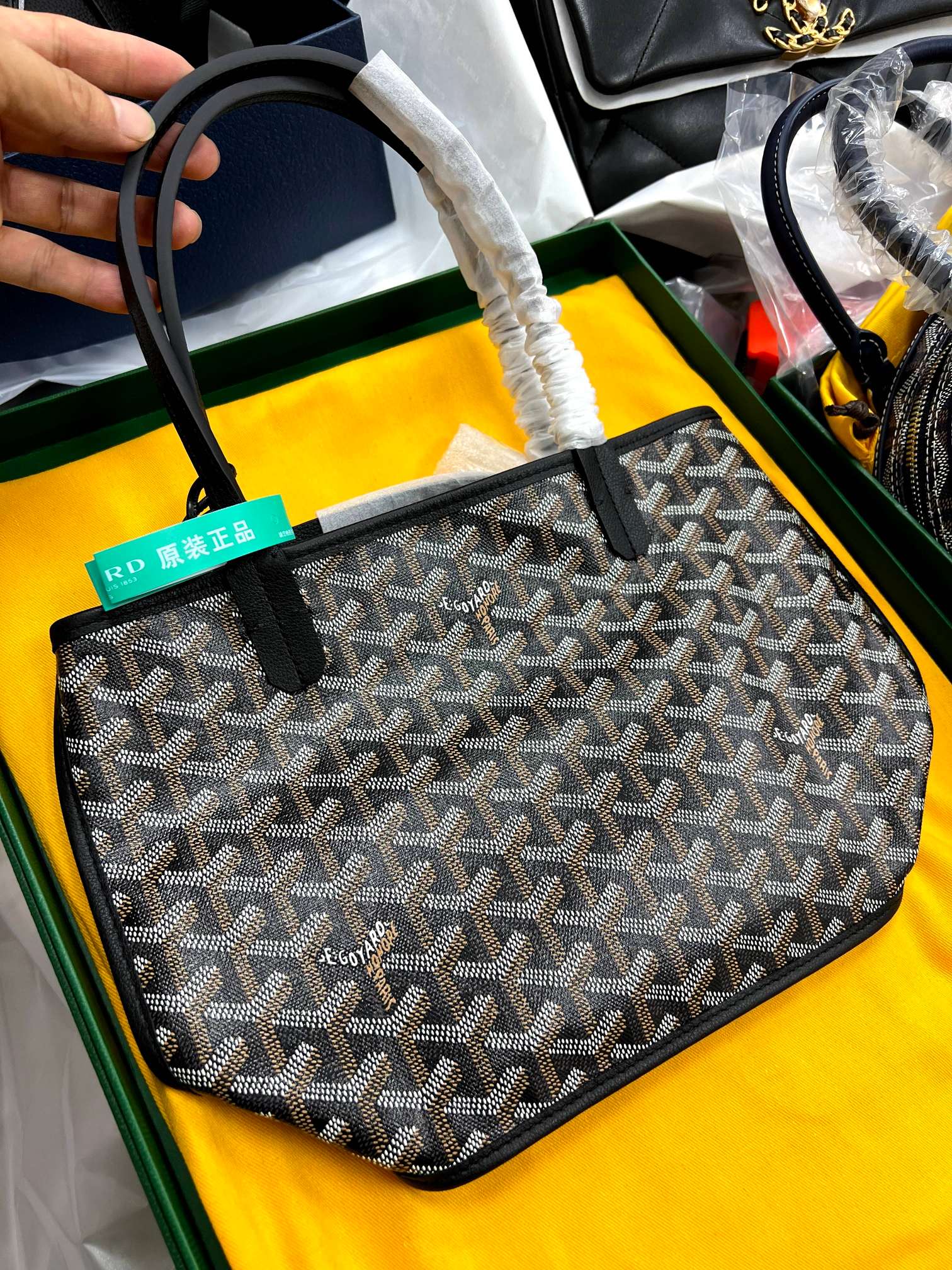 Goyard ships limited quantities every day. Goyard will simply take a few actual photos for your reference. I am too busy, so I have no time to re
