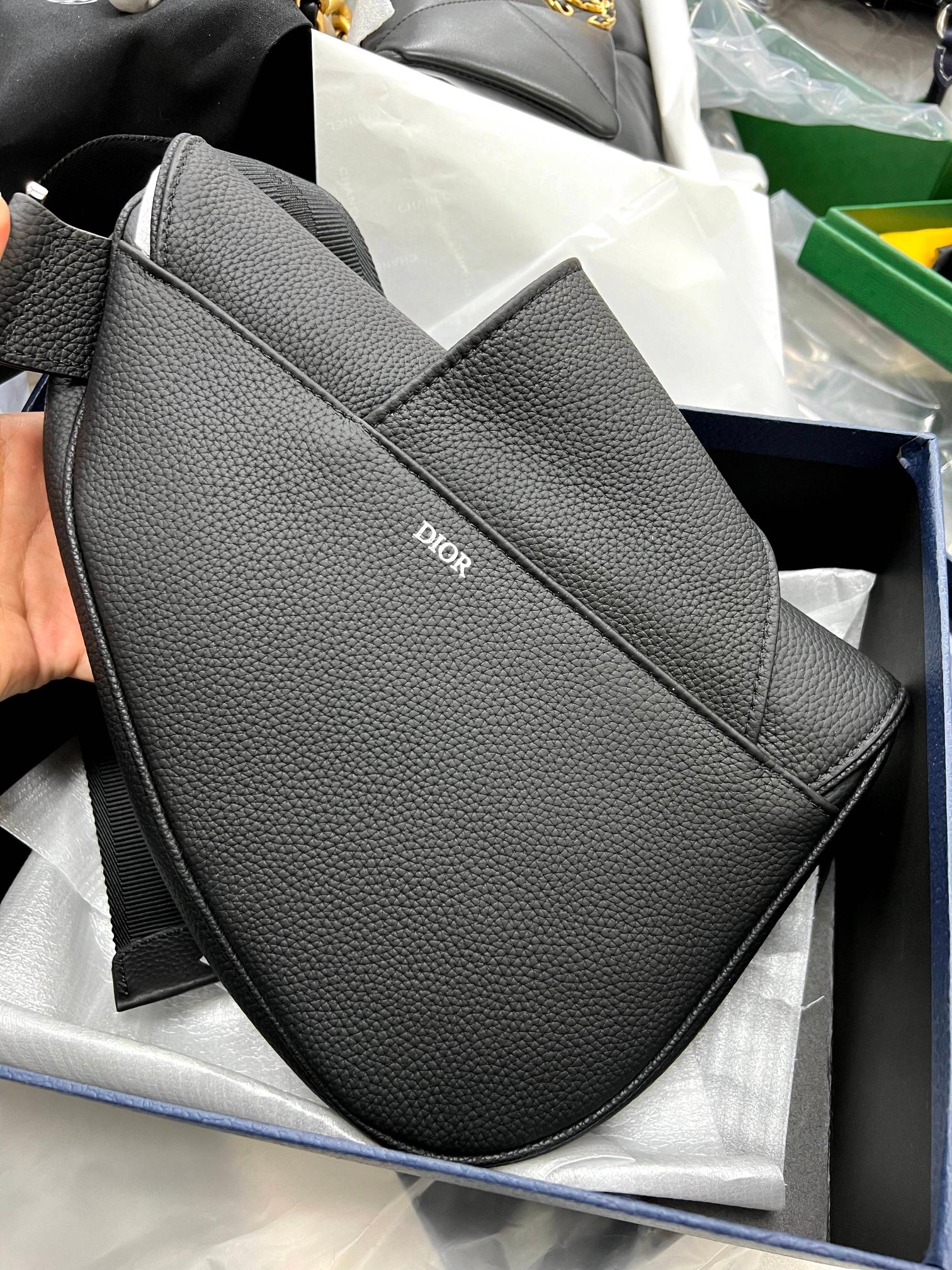 Diors saddle bag mens items continue to be released in seconds. The mens saddle bag crossbody bag is strongly recommended! !