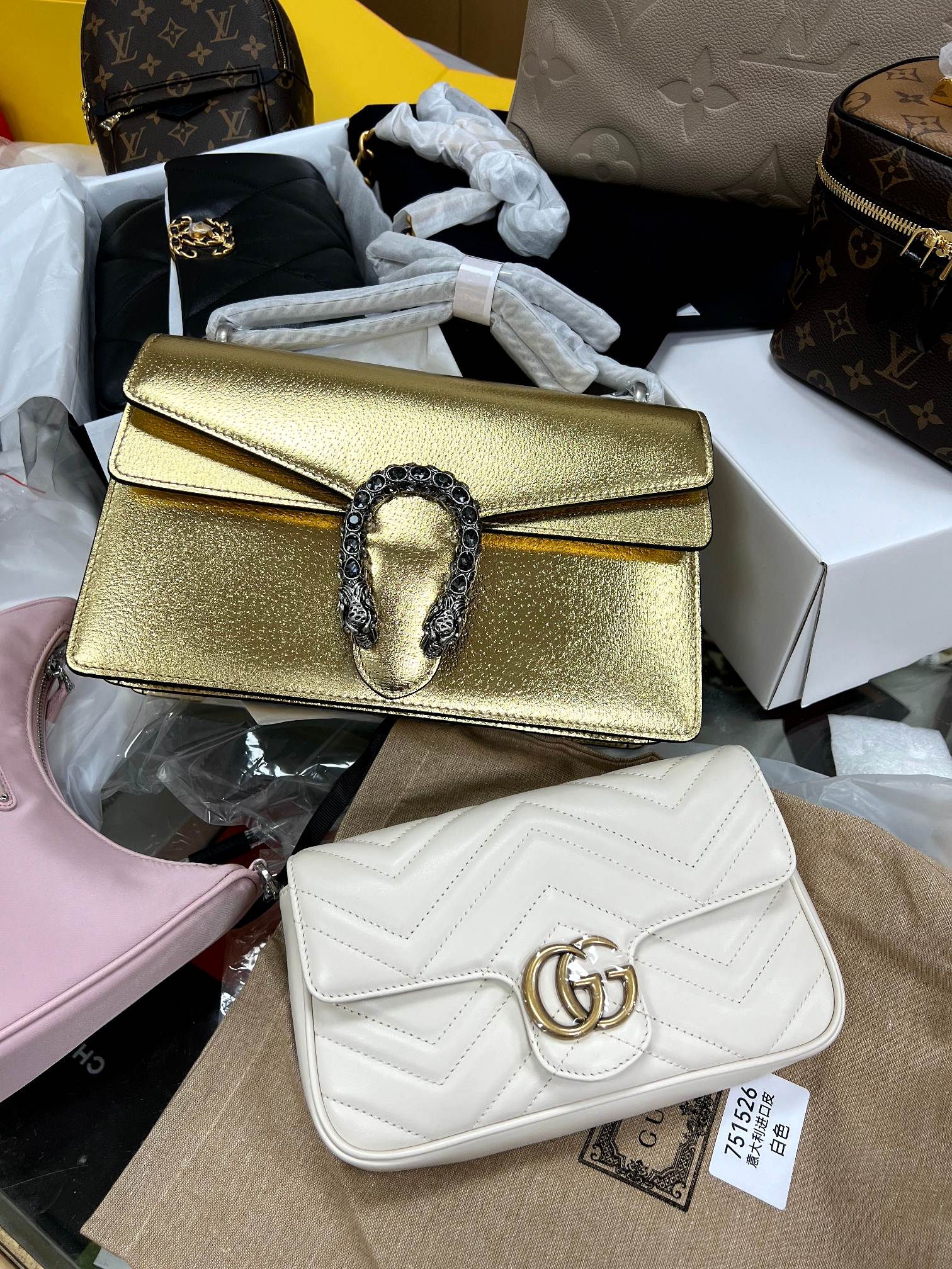The calf leather 400249 local gold Gucci Bacchus bag that must be released every day is probably different from the bags you have seen before. It